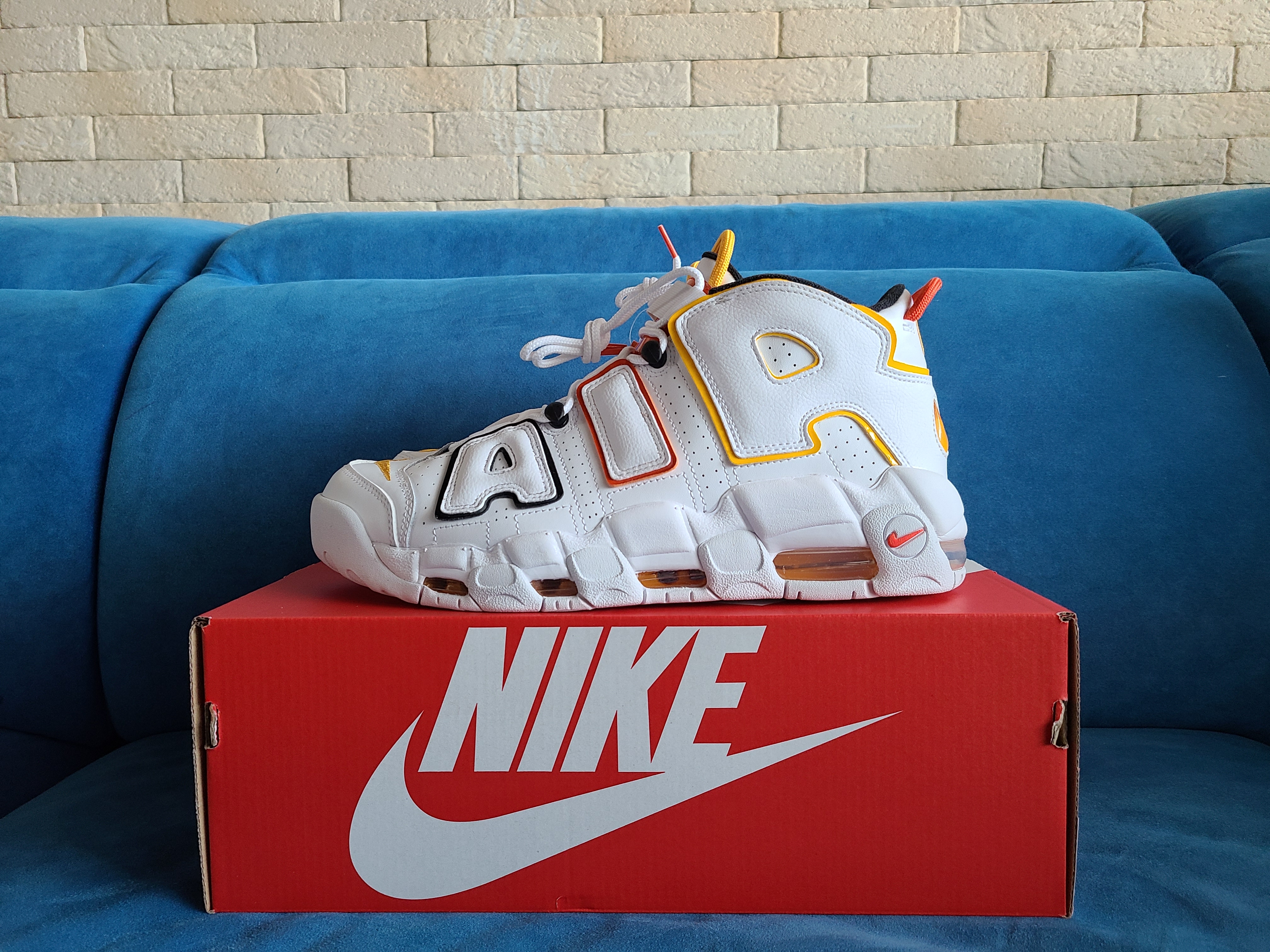 Nike Air More Uptempo Rayguns 착용 스타일 - 1