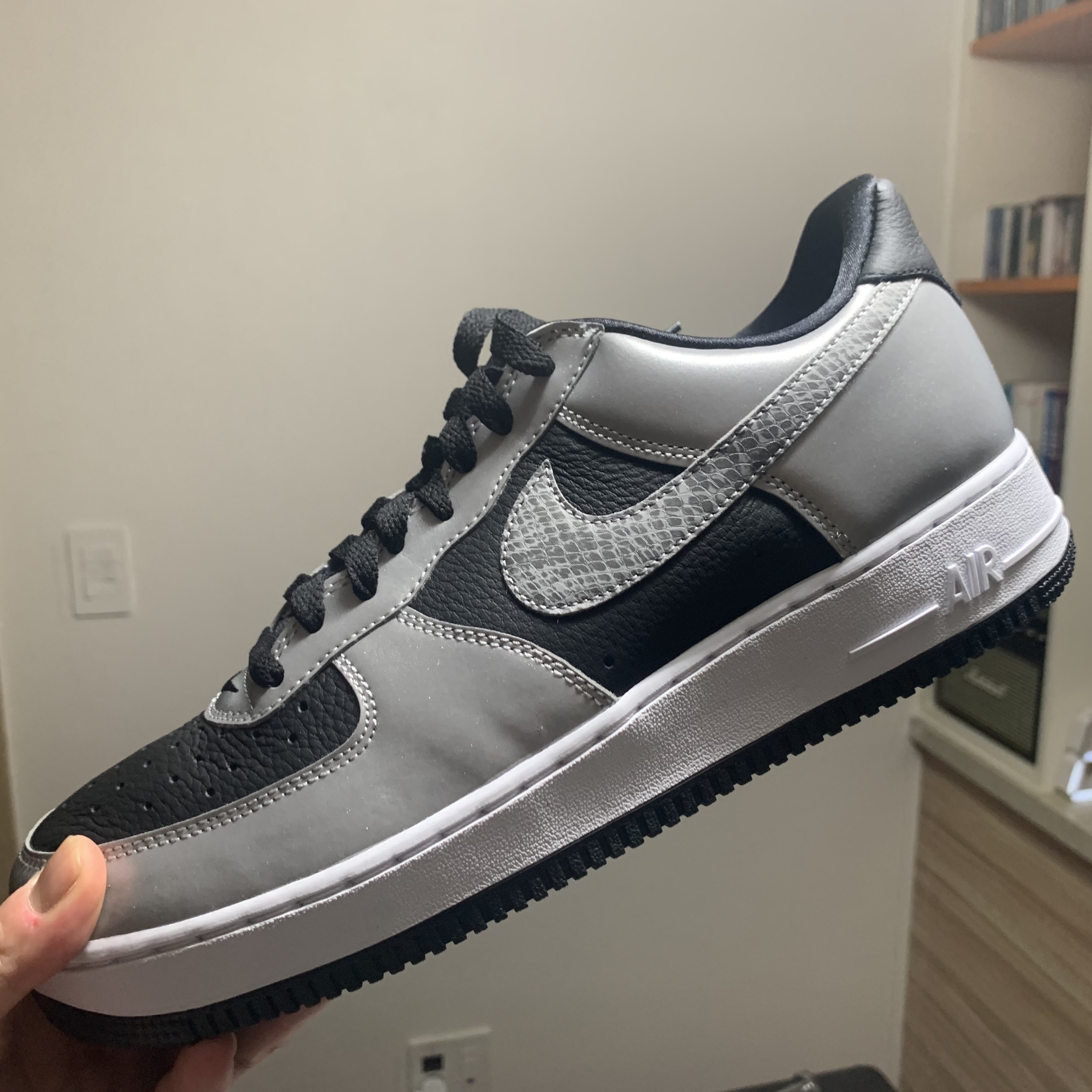 Nike Air Force 1 B Silver Snake 착용 스타일 - 1