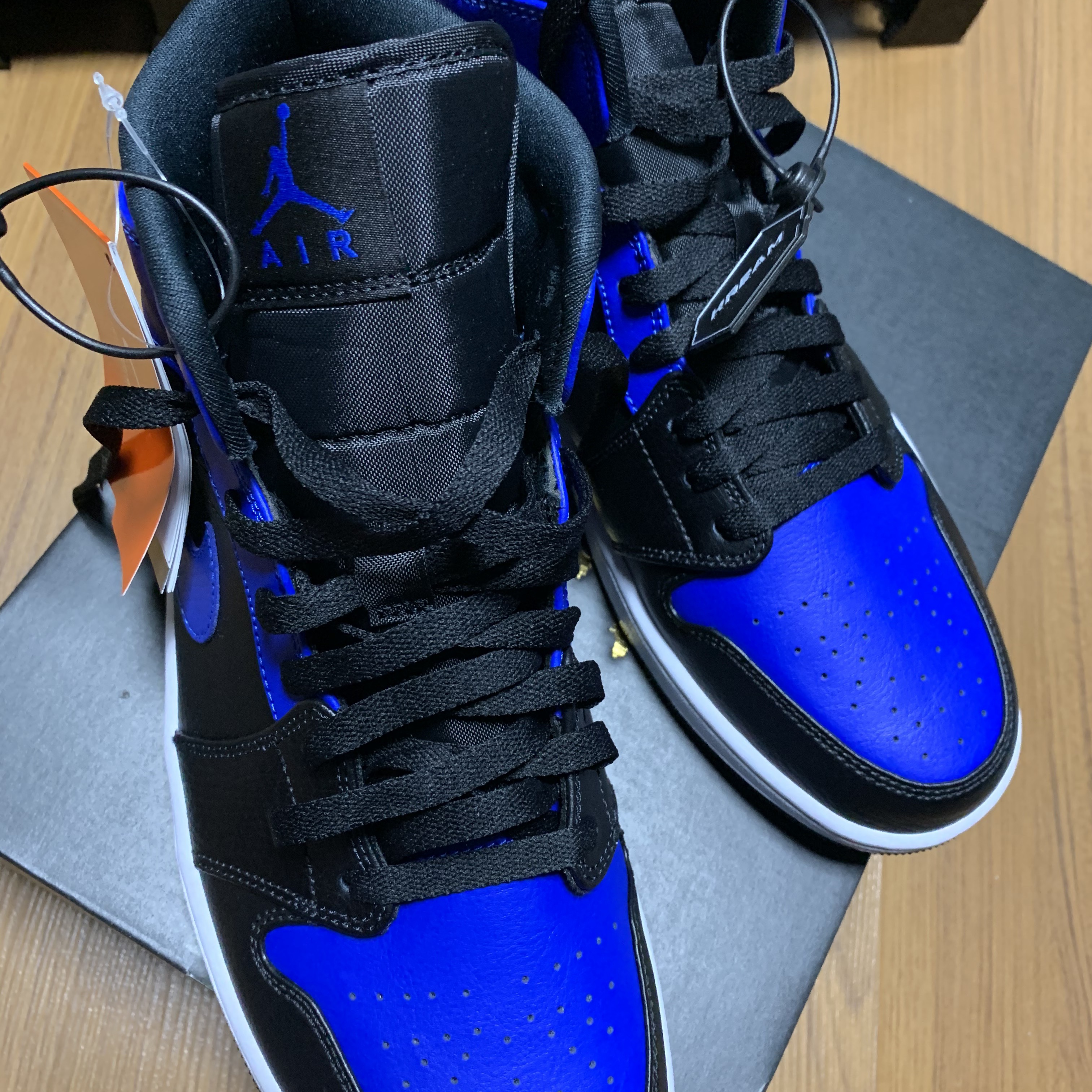 Jordan 1 Mid Black Hyper Royal 착용 스타일 - 3