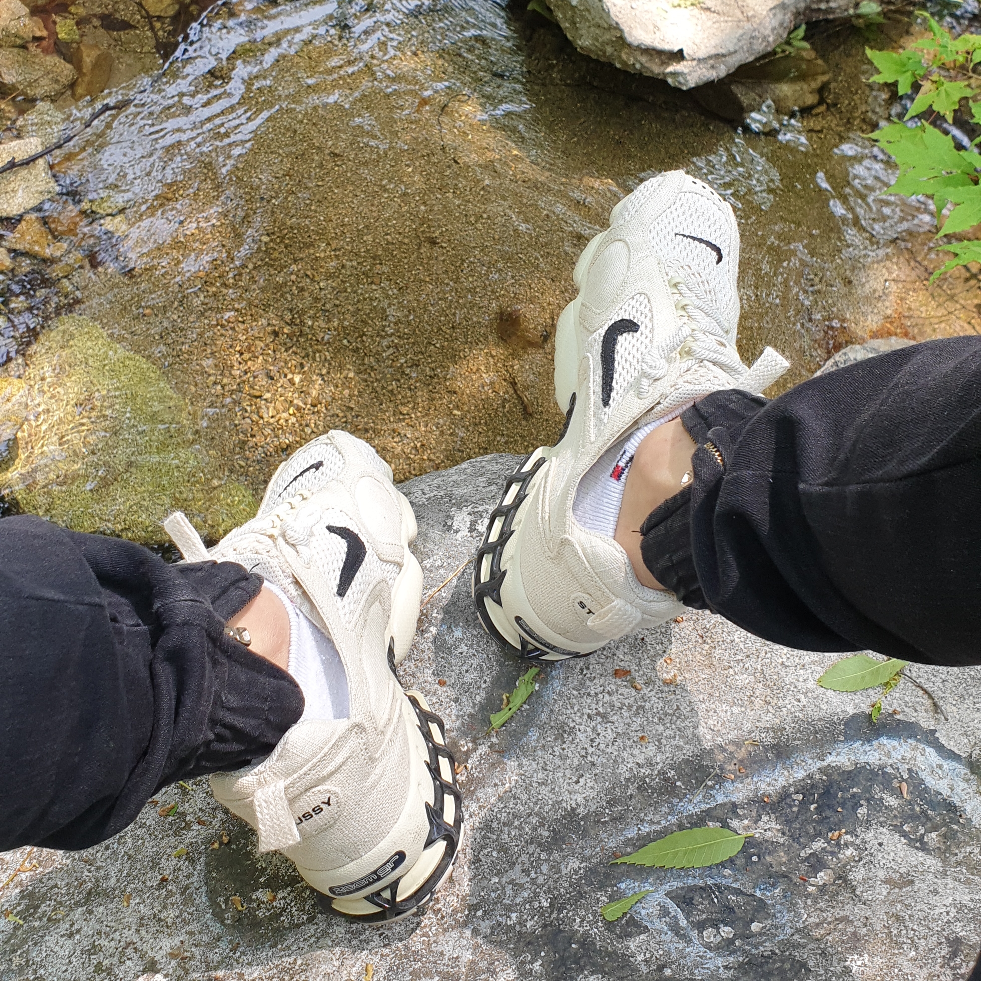 Nike x Stussy Air Zoom Spiridon Cage 2 Fossil 착용 스타일 - 1