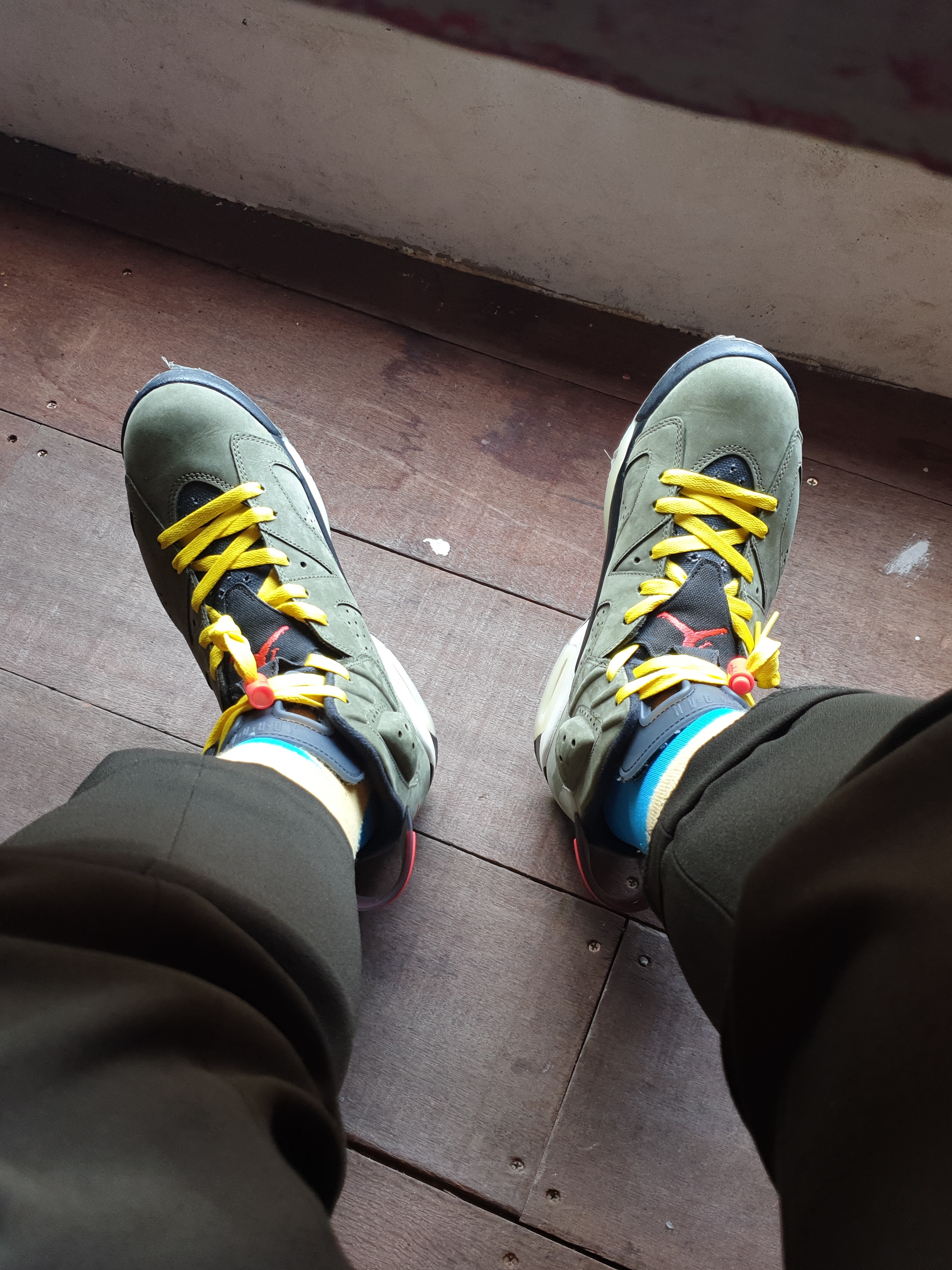 Jordan 6 x Travis Scott Retro Olive 착용 스타일