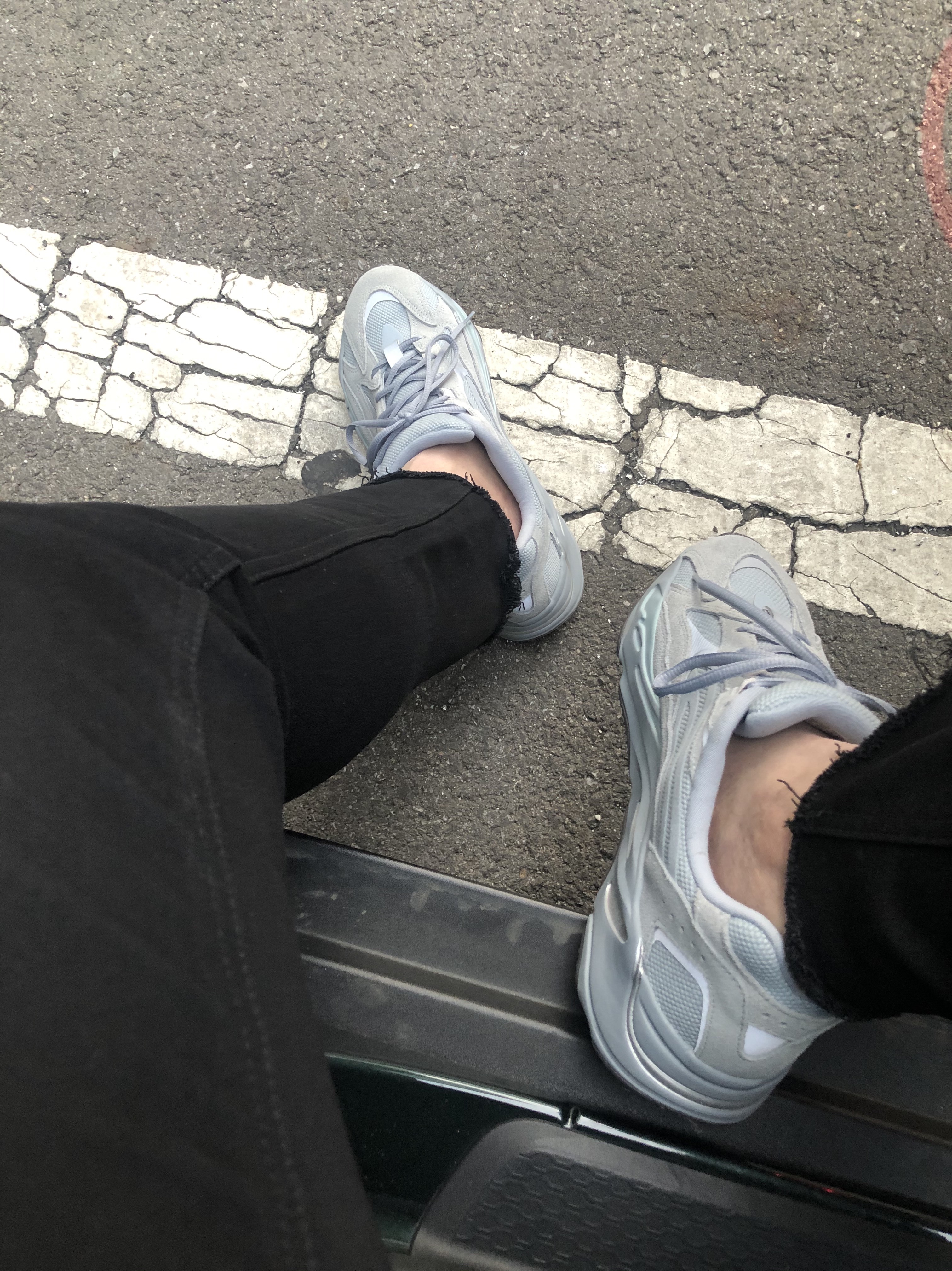 Adidas Yeezy Boost 700 V2 Hospital Blue 착용 스타일 - 1