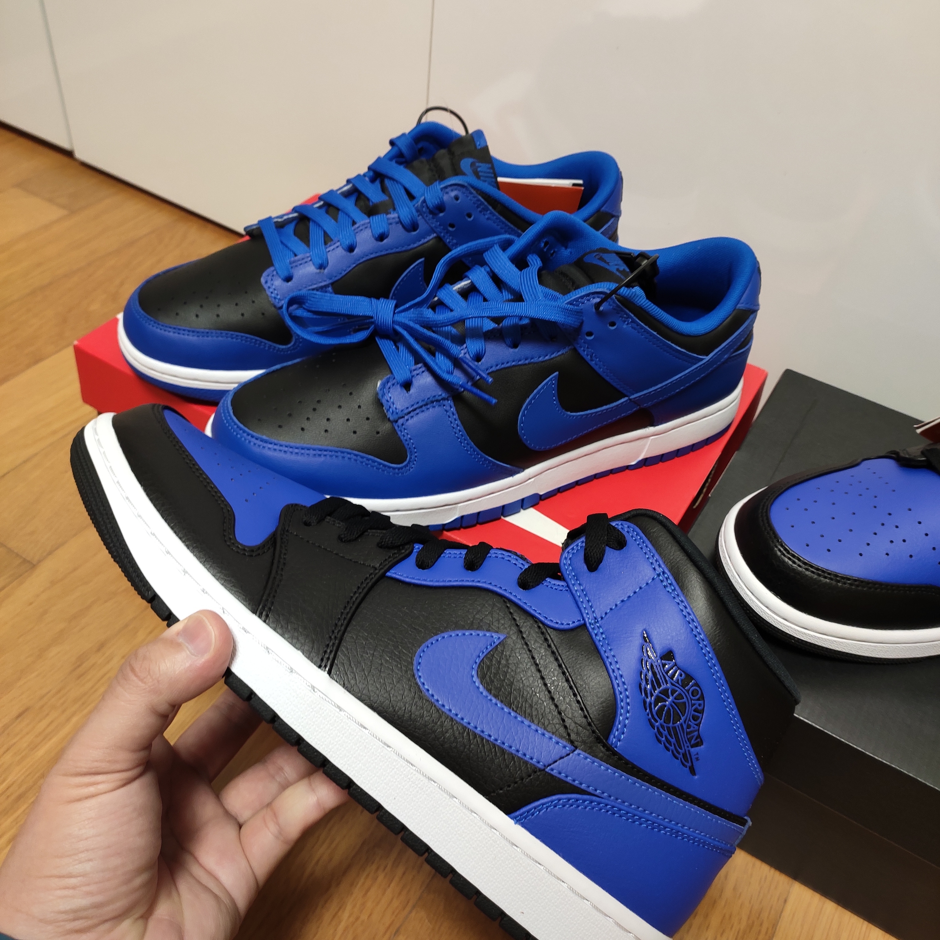 Jordan 1 Mid Black Hyper Royal, Nike Dunk Low Retro Hyper Cobalt 착용 스타일
