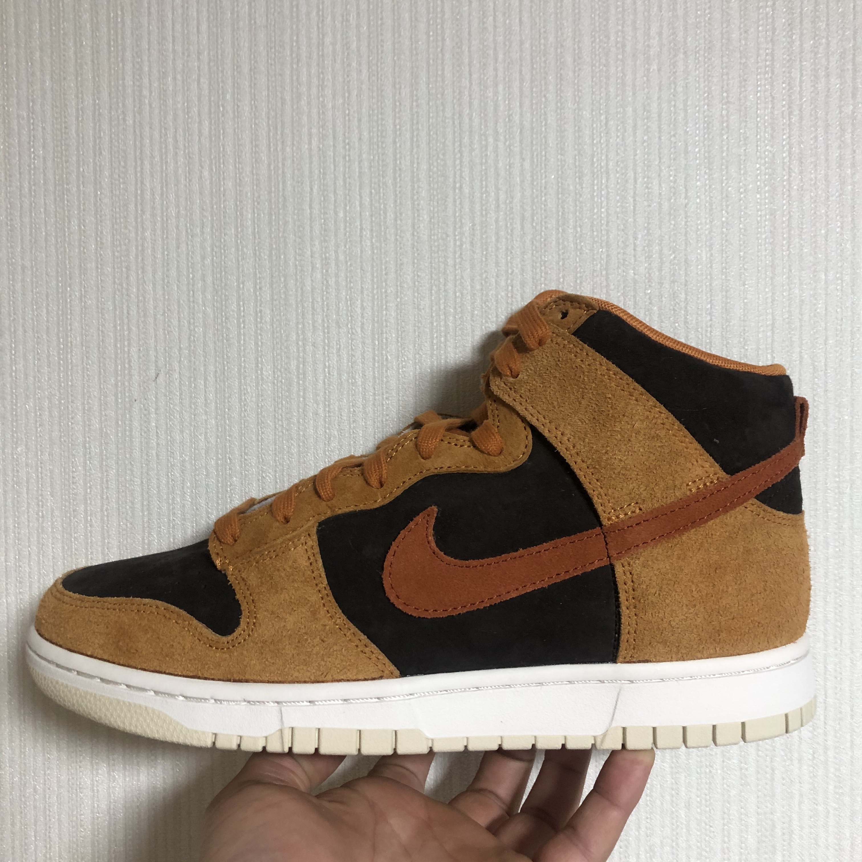 Nike Dunk High Retro PRM Dark Curry 착용 스타일 - 3