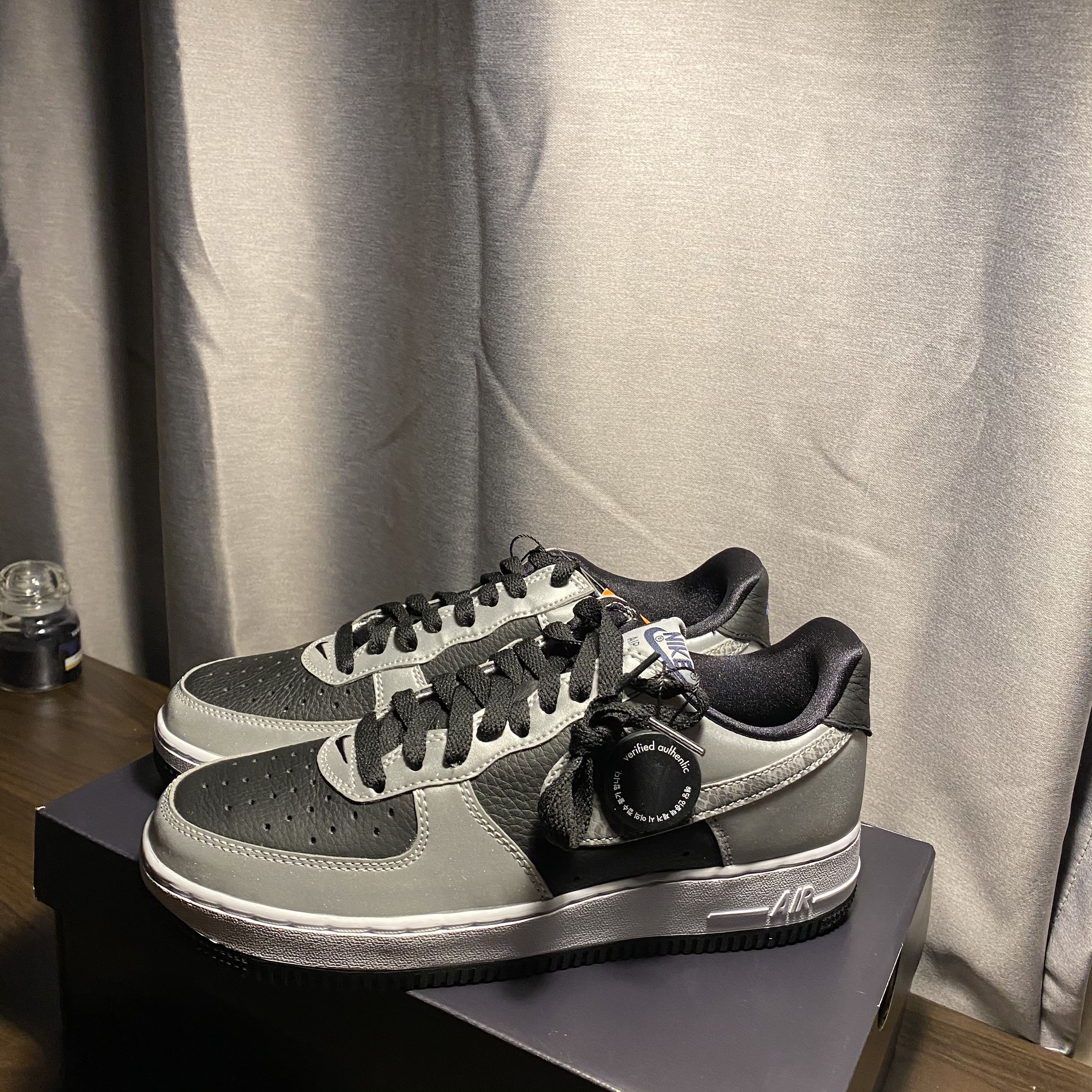 Nike Air Force 1 B Silver Snake 착용 스타일 - 2