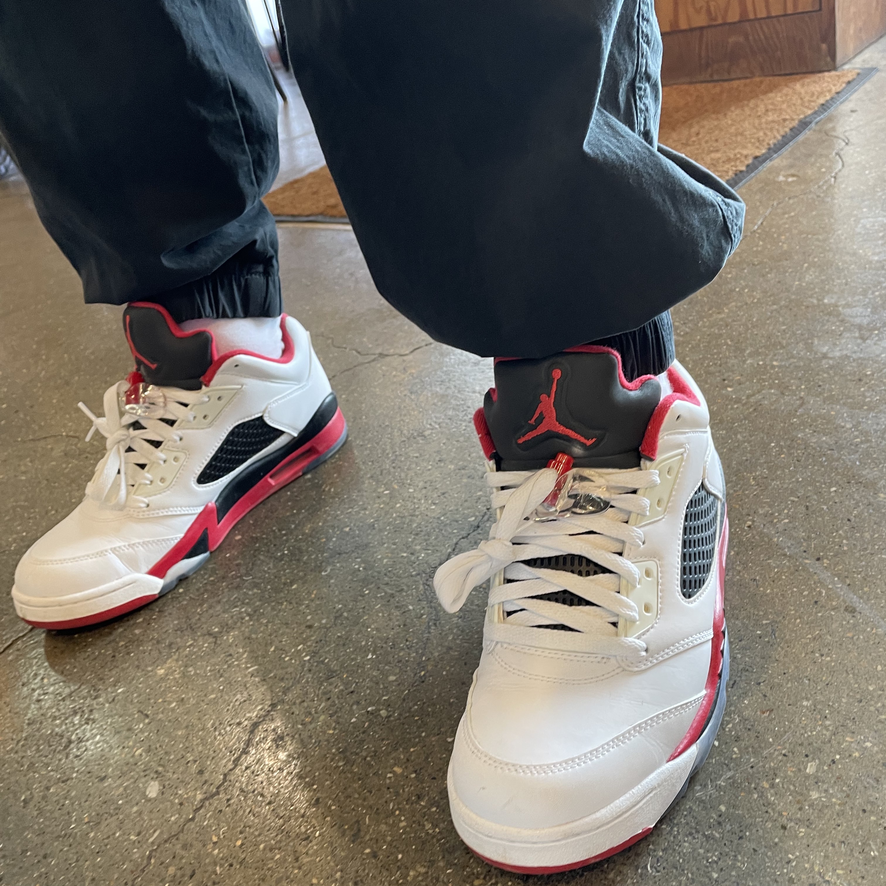 Jordan 5 Retro Low Fire Red 착용 스타일 - 1