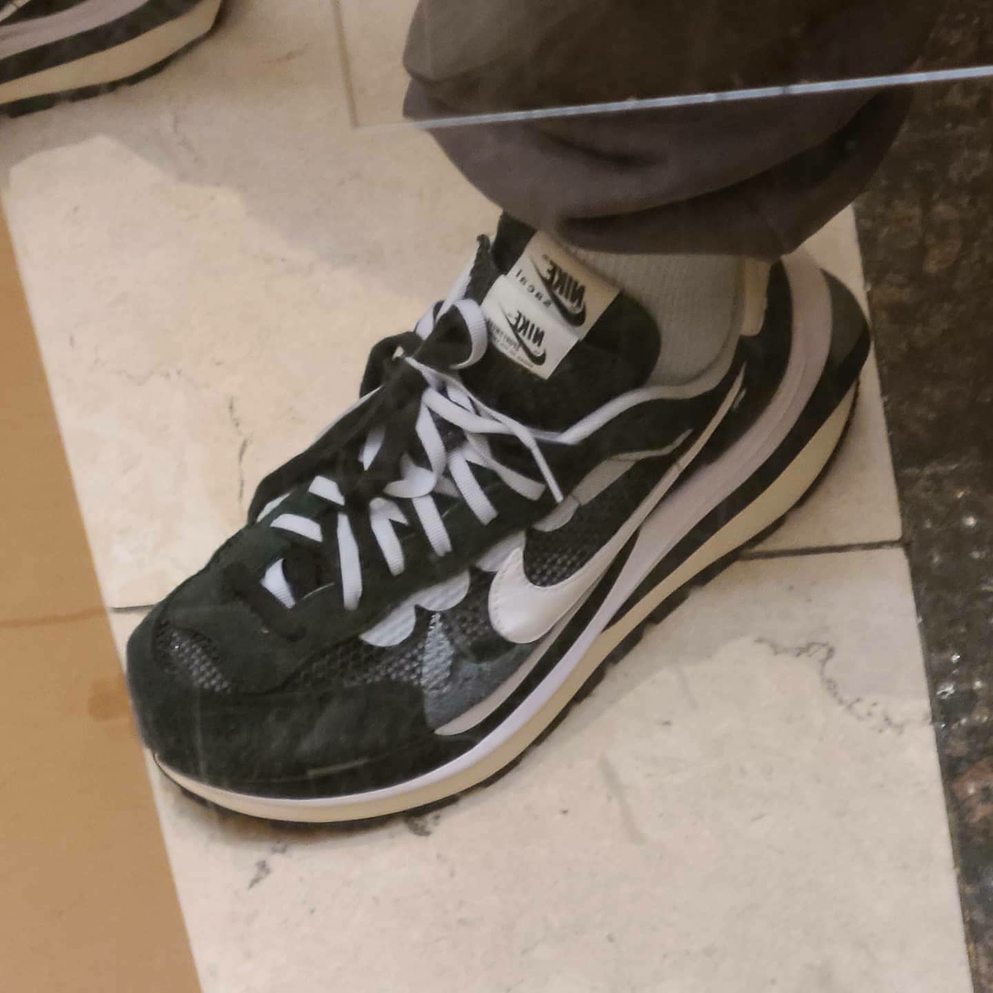 Nike x Sacai VaporWaffle Black White 착용 스타일 - 3