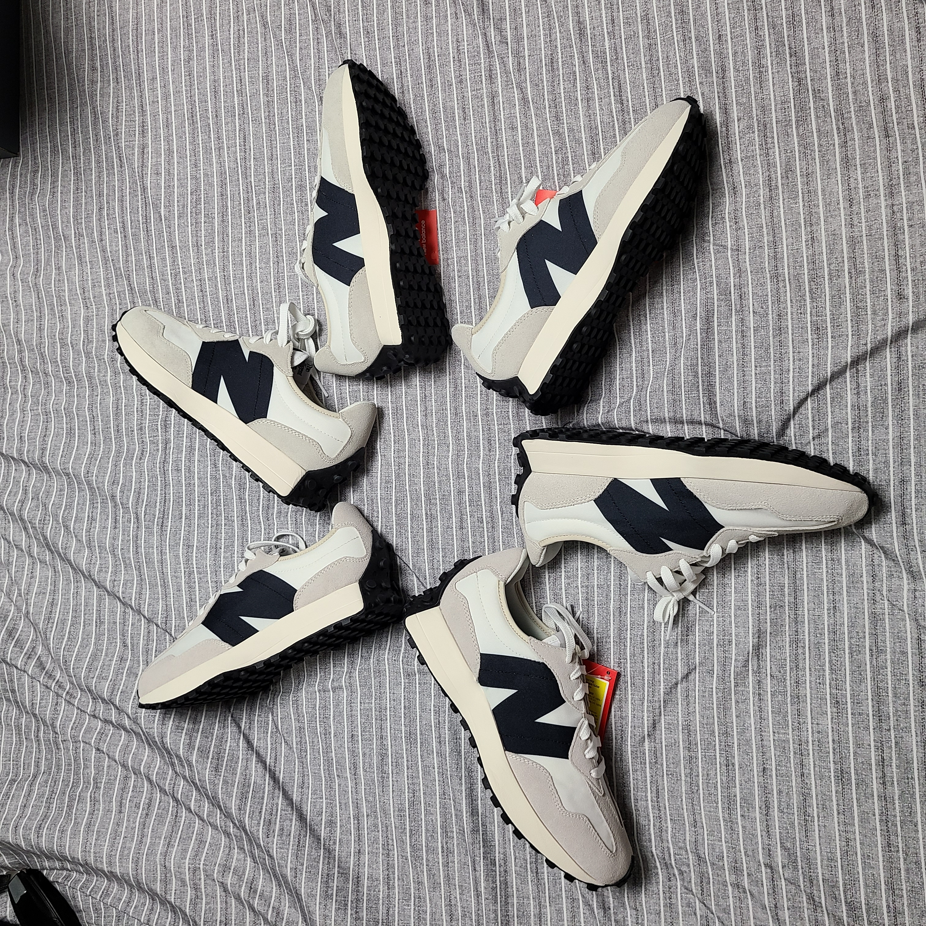 New Balance 327 White Black 착용 스타일