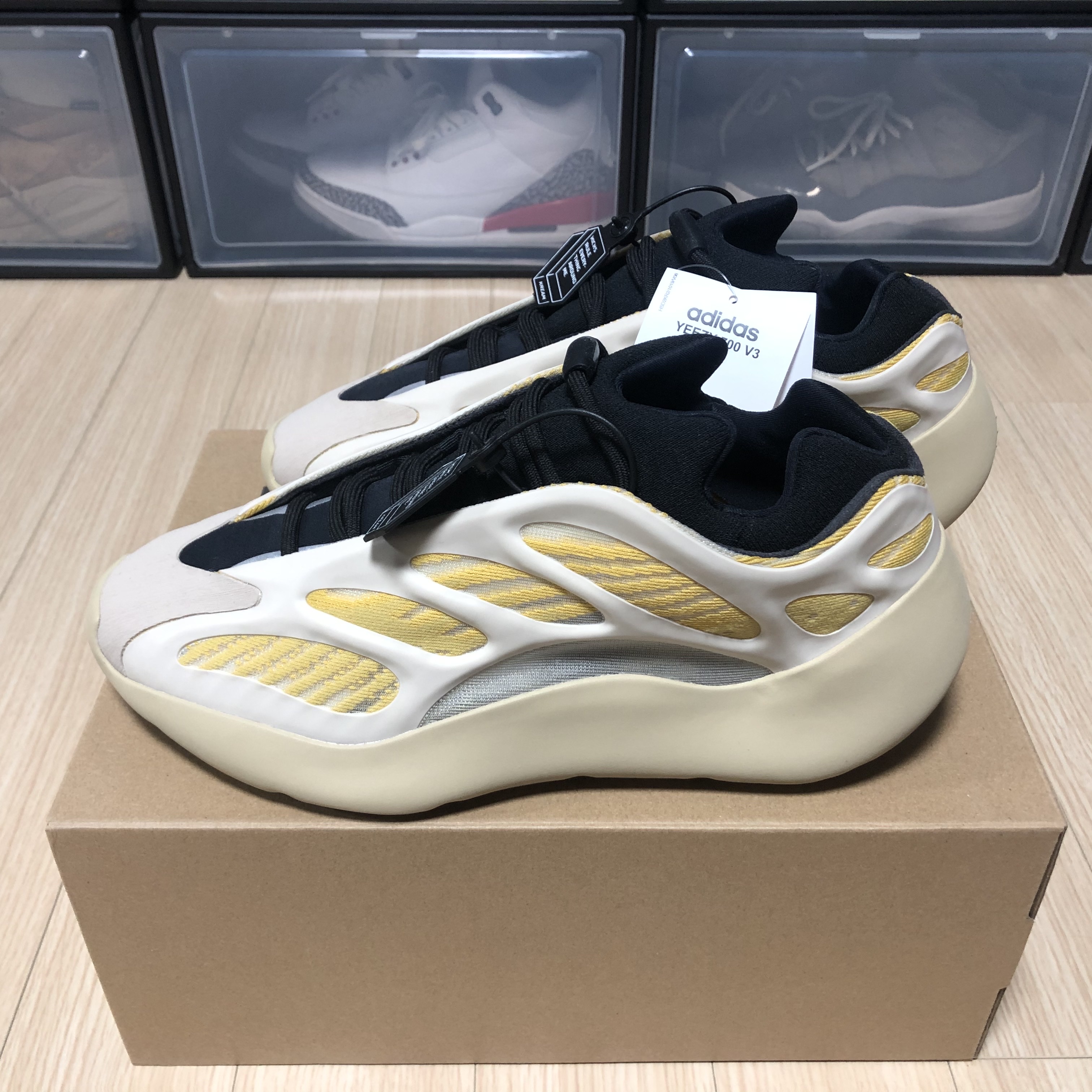 Adidas Yeezy 700 V3 Safflower 착용 스타일 - 1