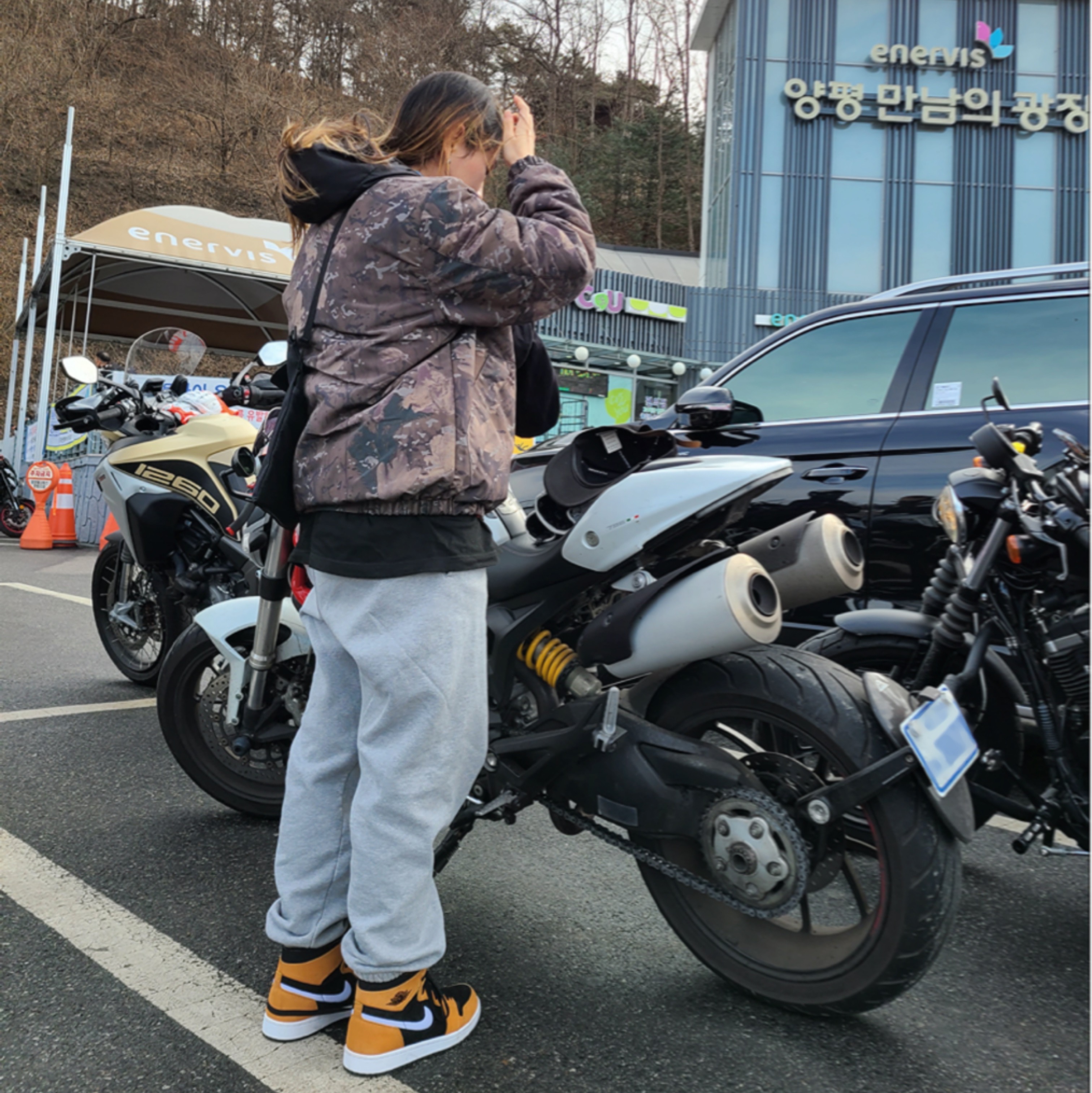 Jordan 1 Zoom Air CMFT Monarch Orange 착용 스타일