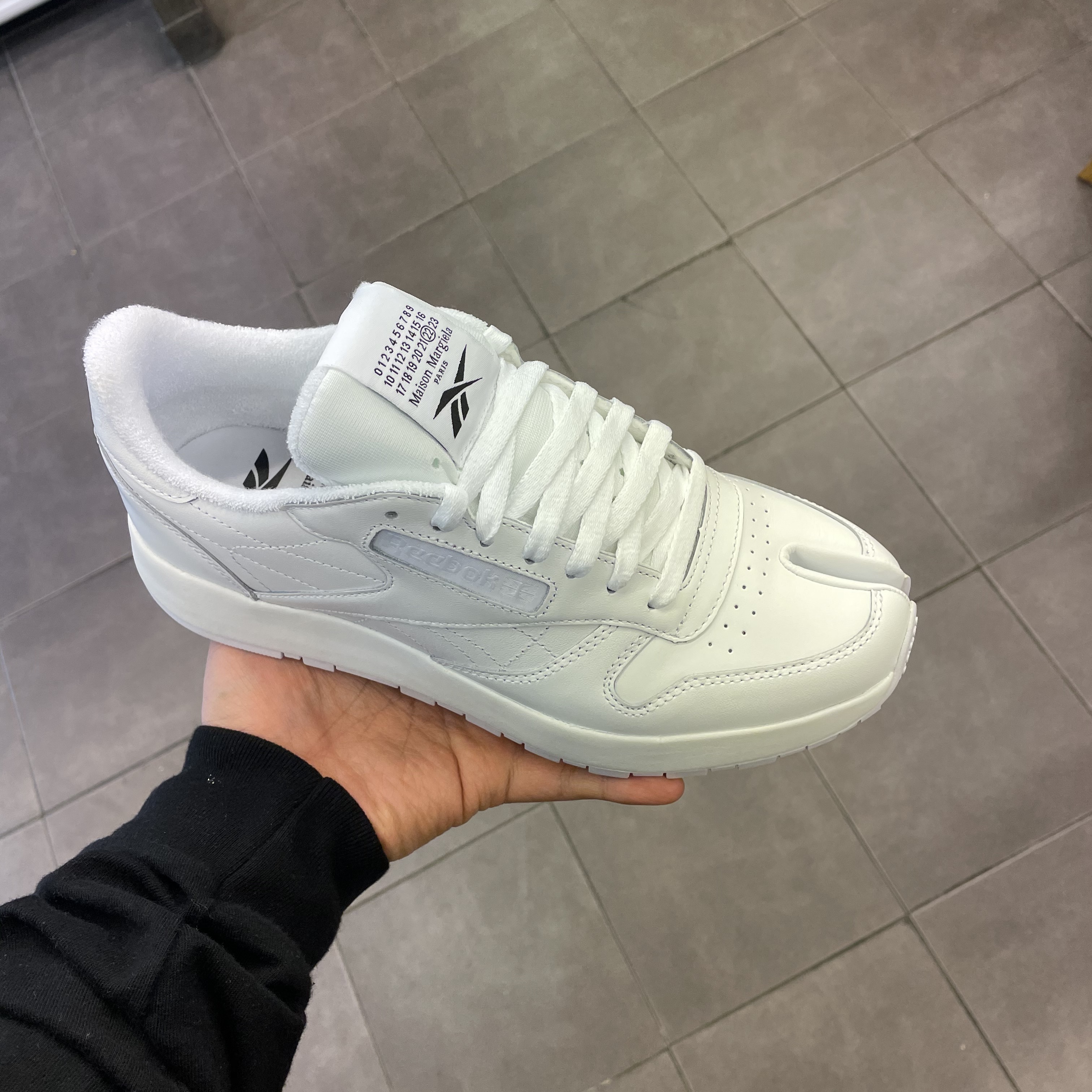 Reebok x Maison Margiela Classic Leather Tabi Shoes White 착용 스타일