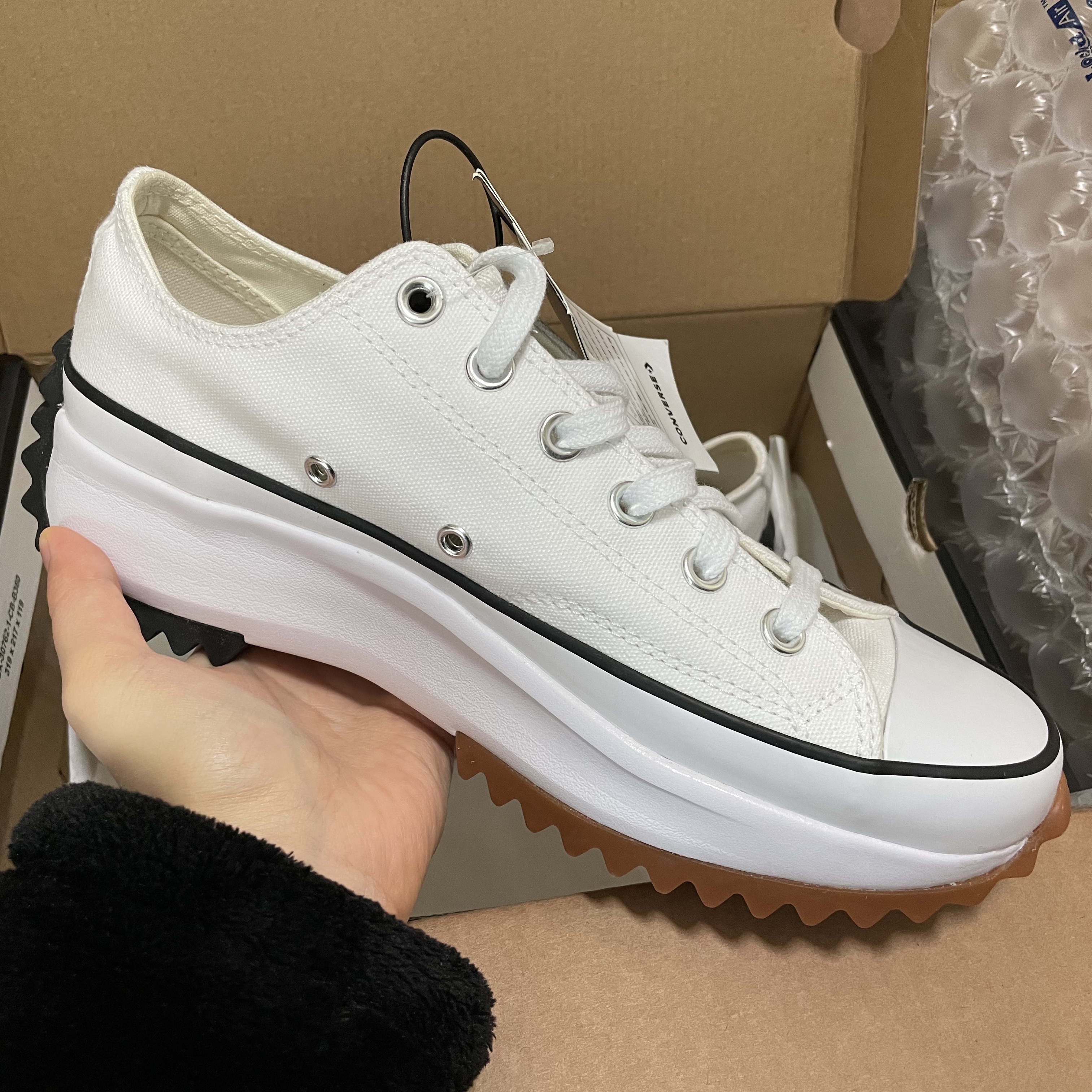 Converse Run Star Hike Low White 착용 스타일 - 2