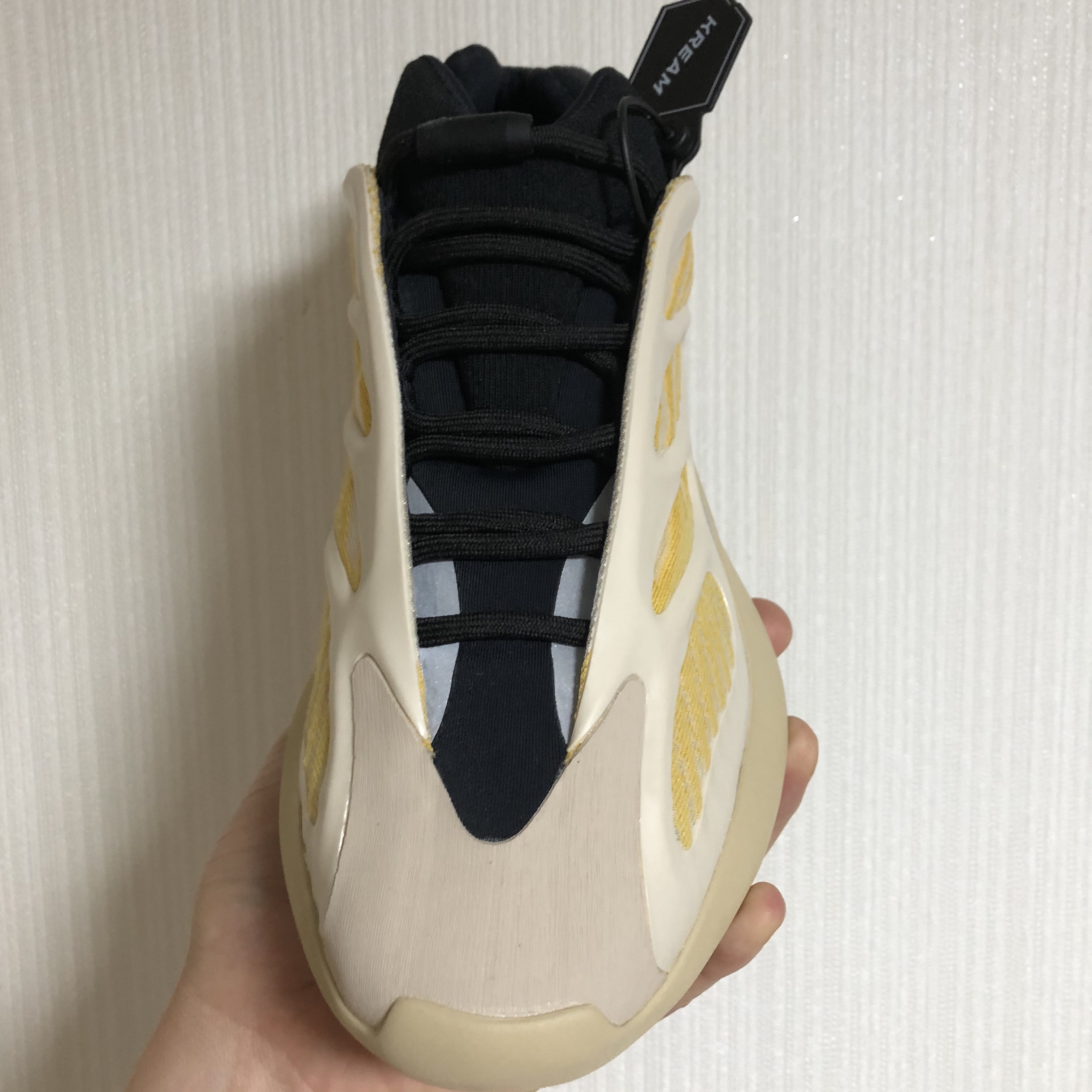 Adidas Yeezy 700 V3 Safflower 착용 스타일 - 4