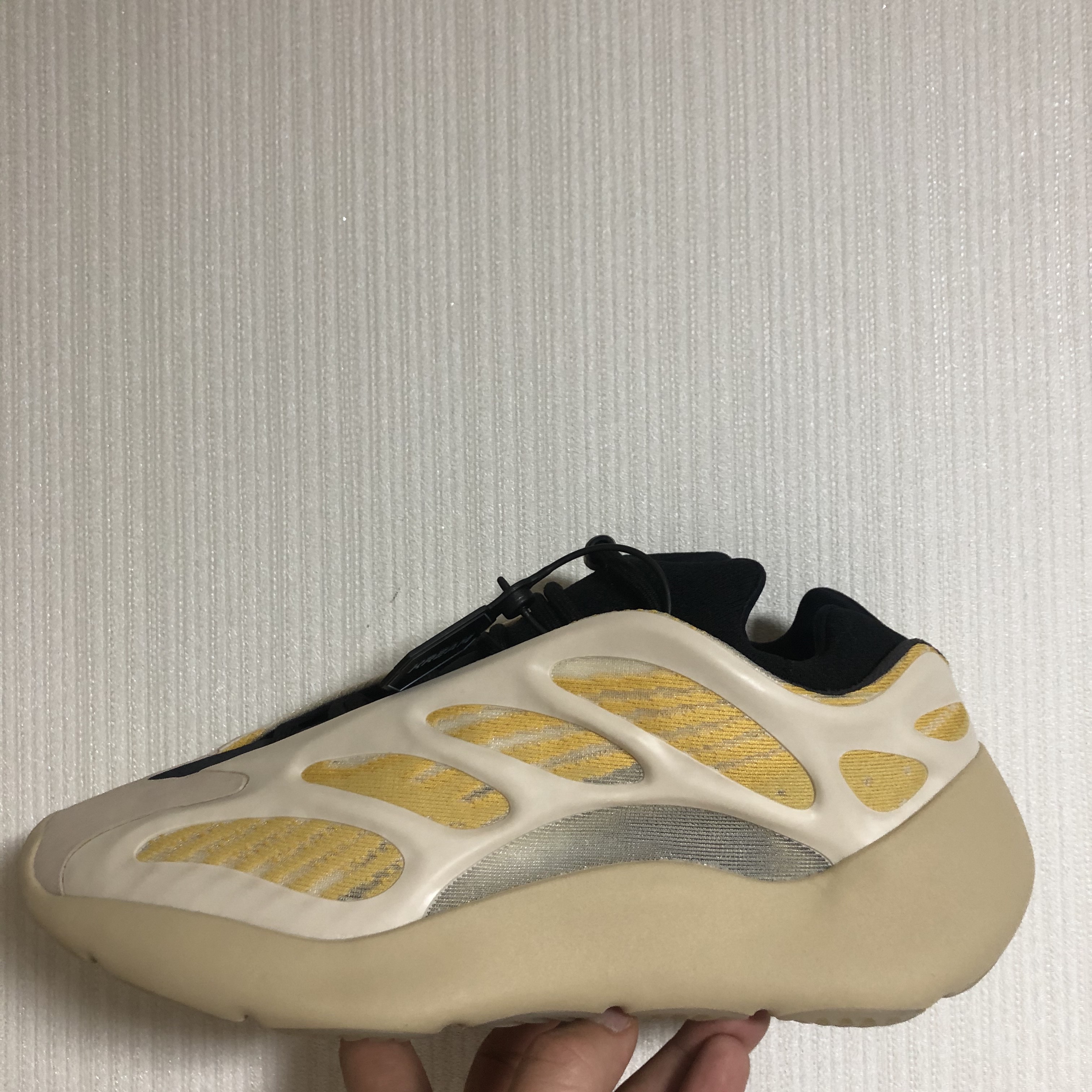Adidas Yeezy 700 V3 Safflower 착용 스타일 - 3