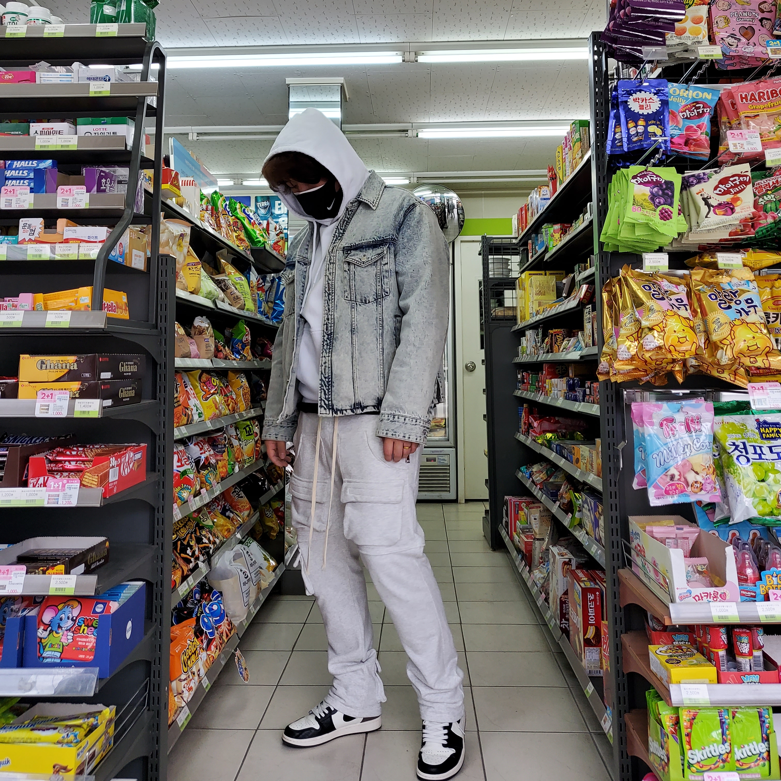 Jordan 1 Retro High OG Black Mocha, Palace Tri-Crusher Hood White - 20FW 착용 스타일 - 1
