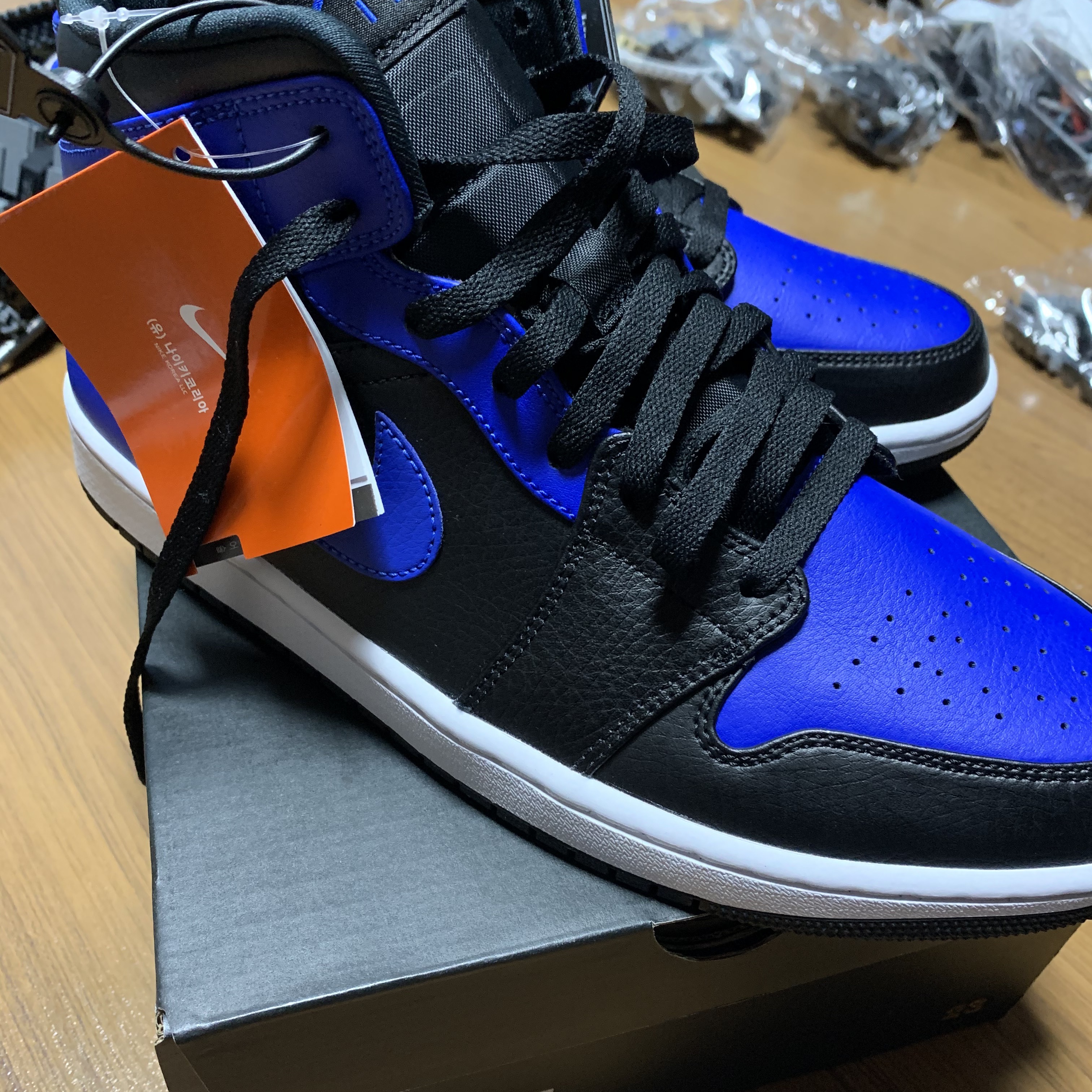 Jordan 1 Mid Black Hyper Royal 착용 스타일 - 2