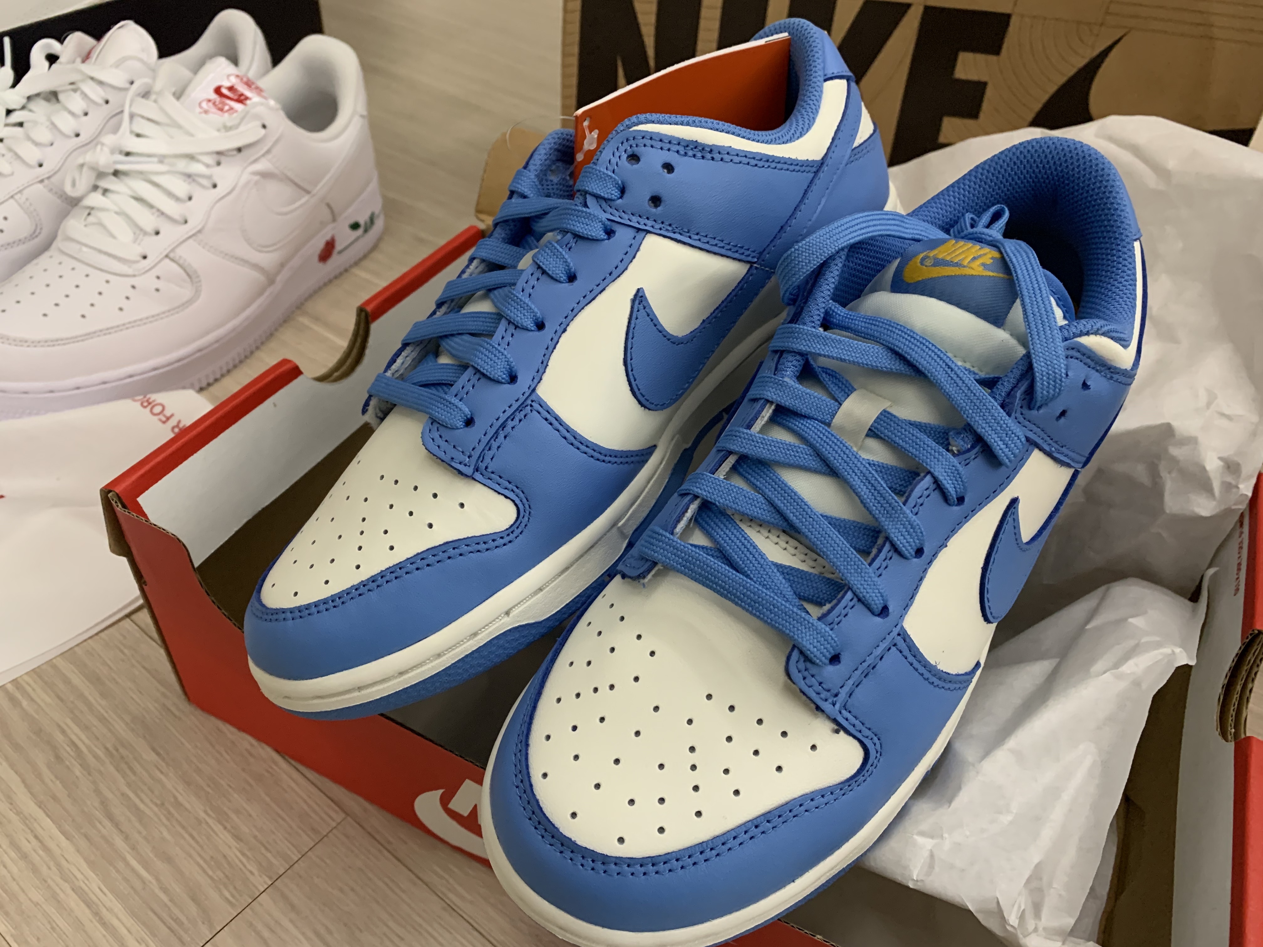 (W) Nike Dunk Low Coast, Nike Air Force 1 '07 LX White Bag 착용 스타일