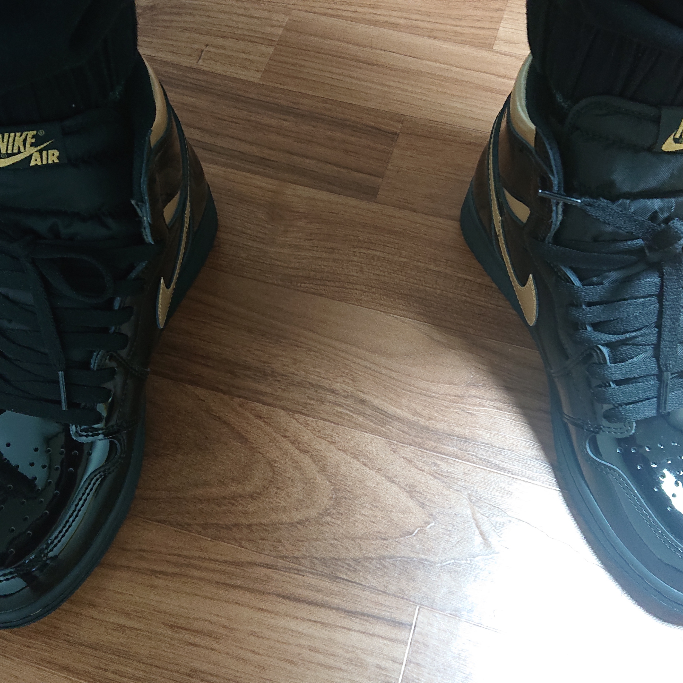 Jordan 1 Retro High OG Metallic Gold 착용 스타일 - 2