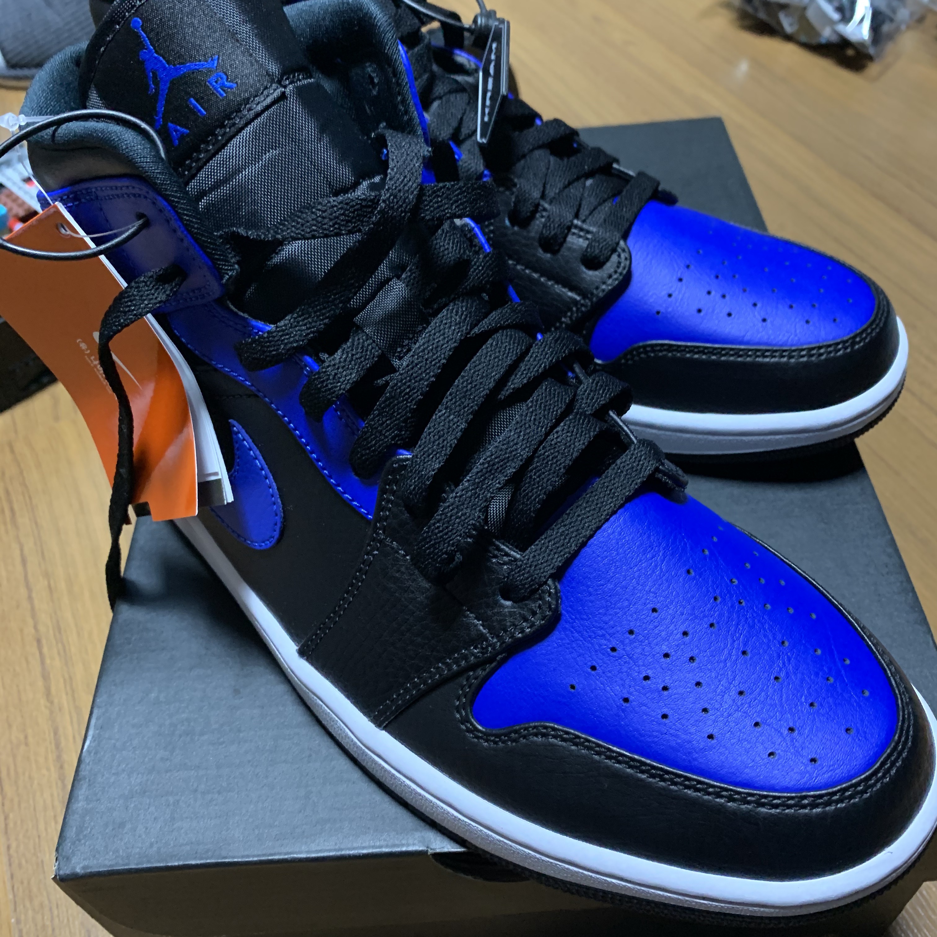 Jordan 1 Mid Black Hyper Royal 착용 스타일 - 1