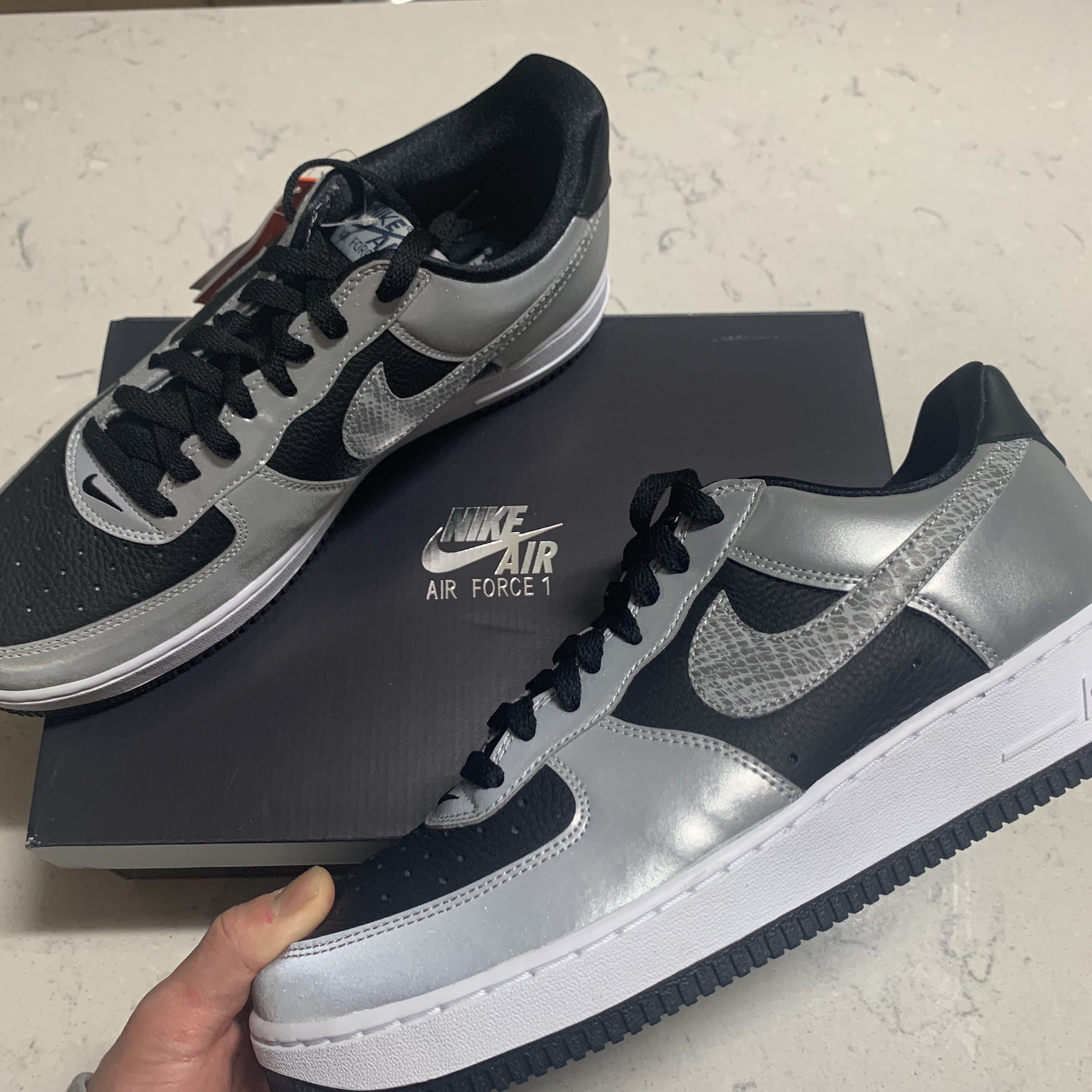 Nike Air Force 1 B Silver Snake 착용 스타일 - 2
