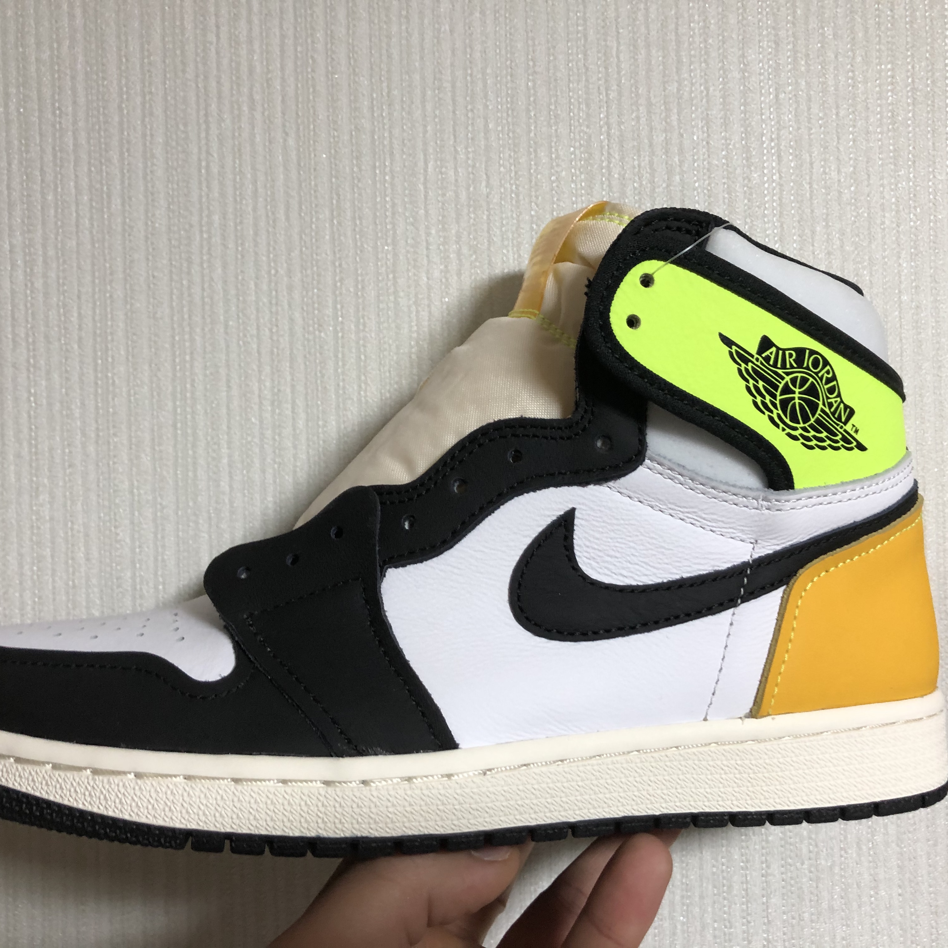 Jordan 1 Retro High OG Volt Gold 착용 스타일 - 4