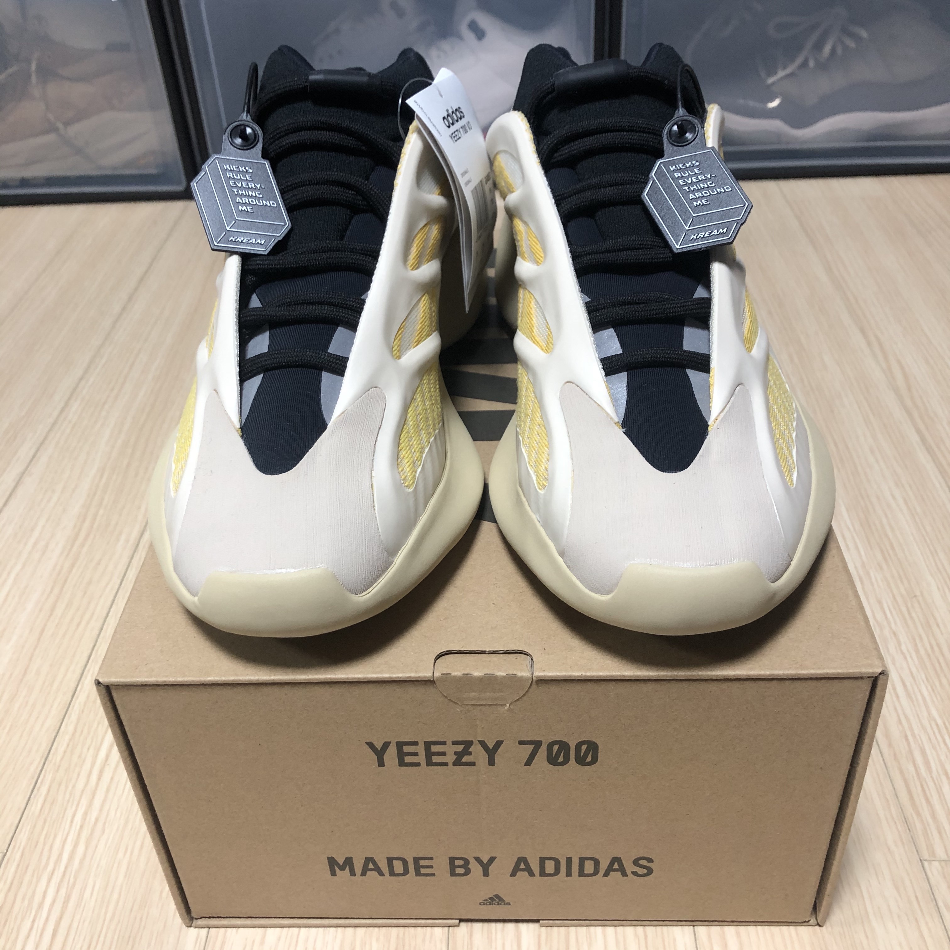 Adidas Yeezy 700 V3 Safflower 착용 스타일 - 2