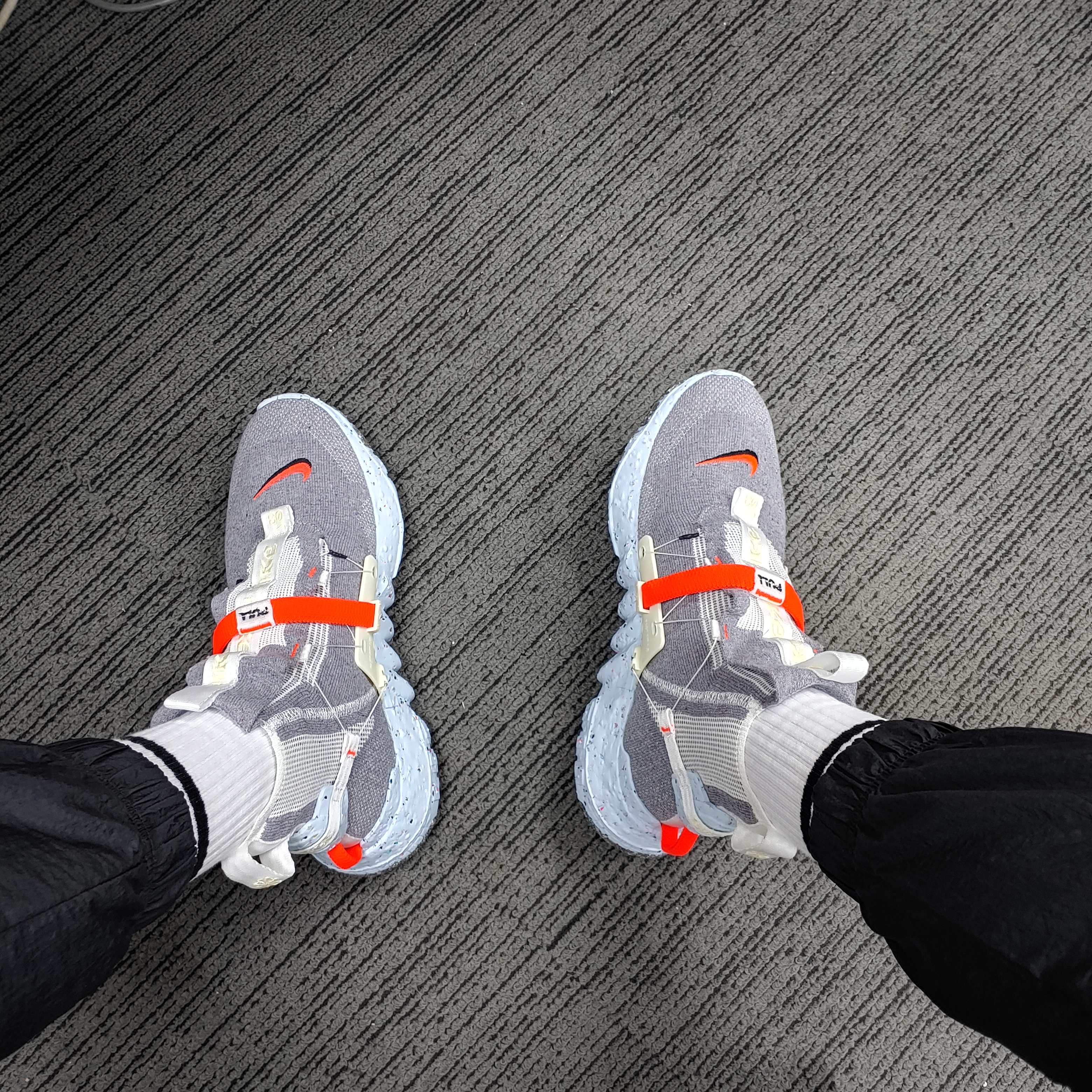 Nike Space Hippie 03 Vast Grey Hyper Crimson 착용 스타일