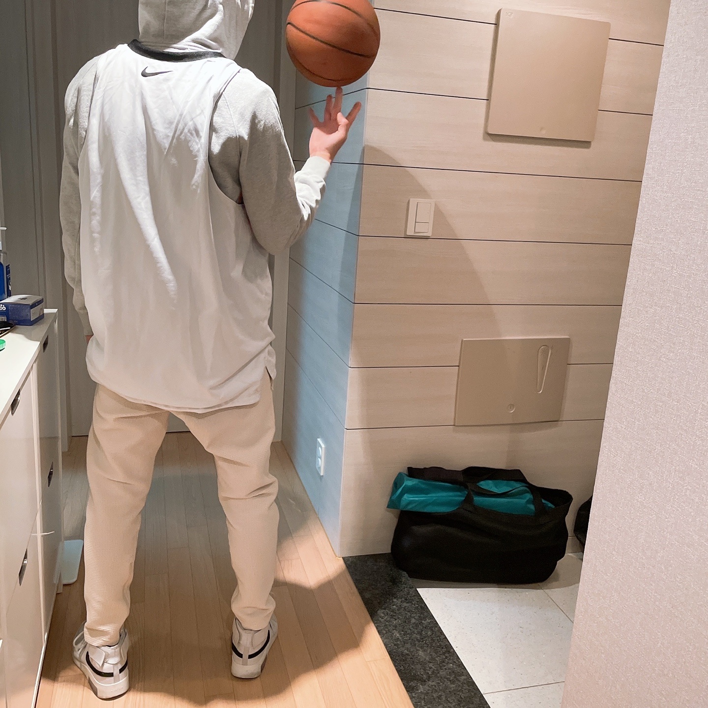 Nike x Fear of God Air Fear of God Raid Light Bone 착용 스타일