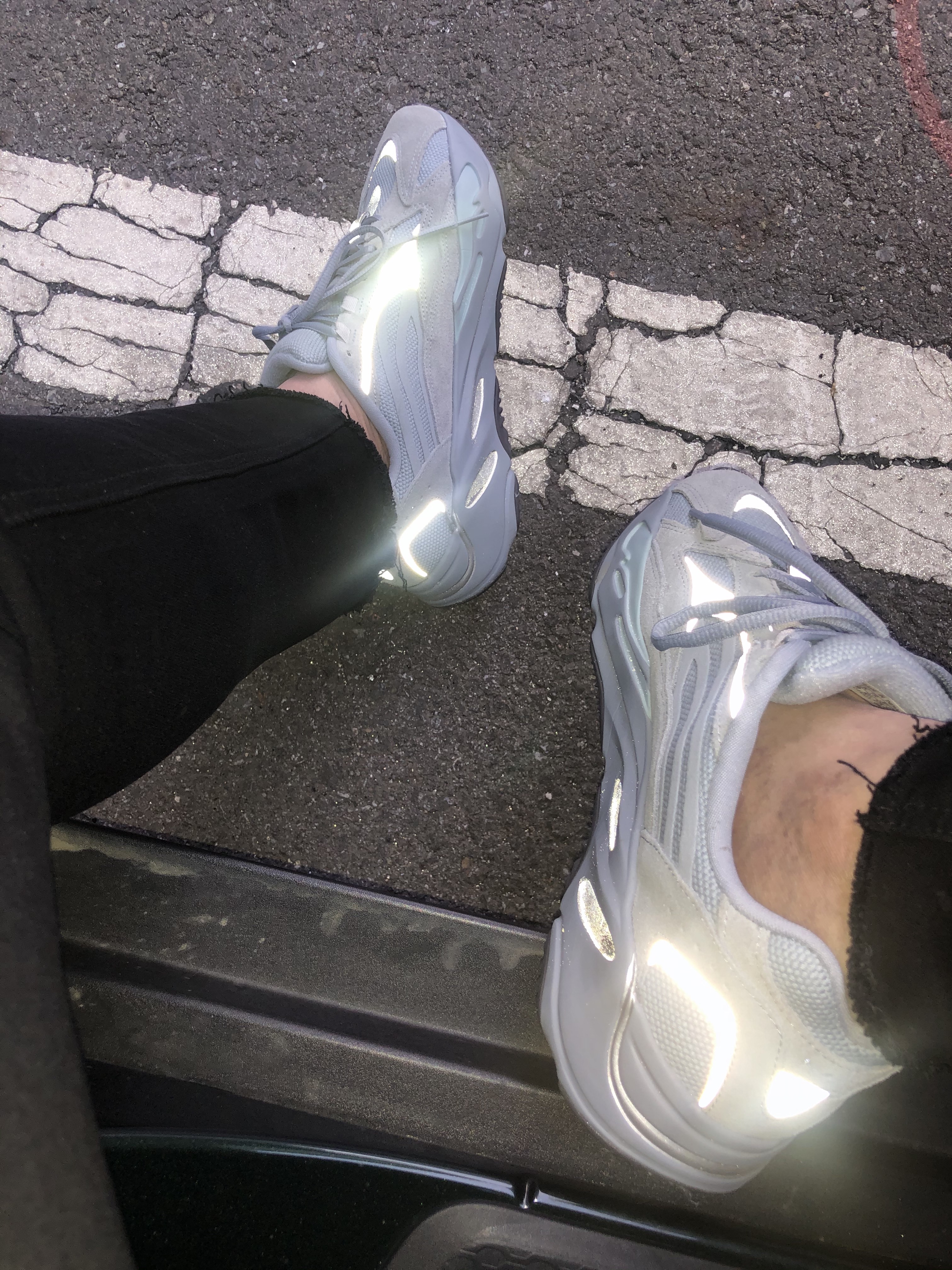 Adidas Yeezy Boost 700 V2 Hospital Blue 착용 스타일 - 2
