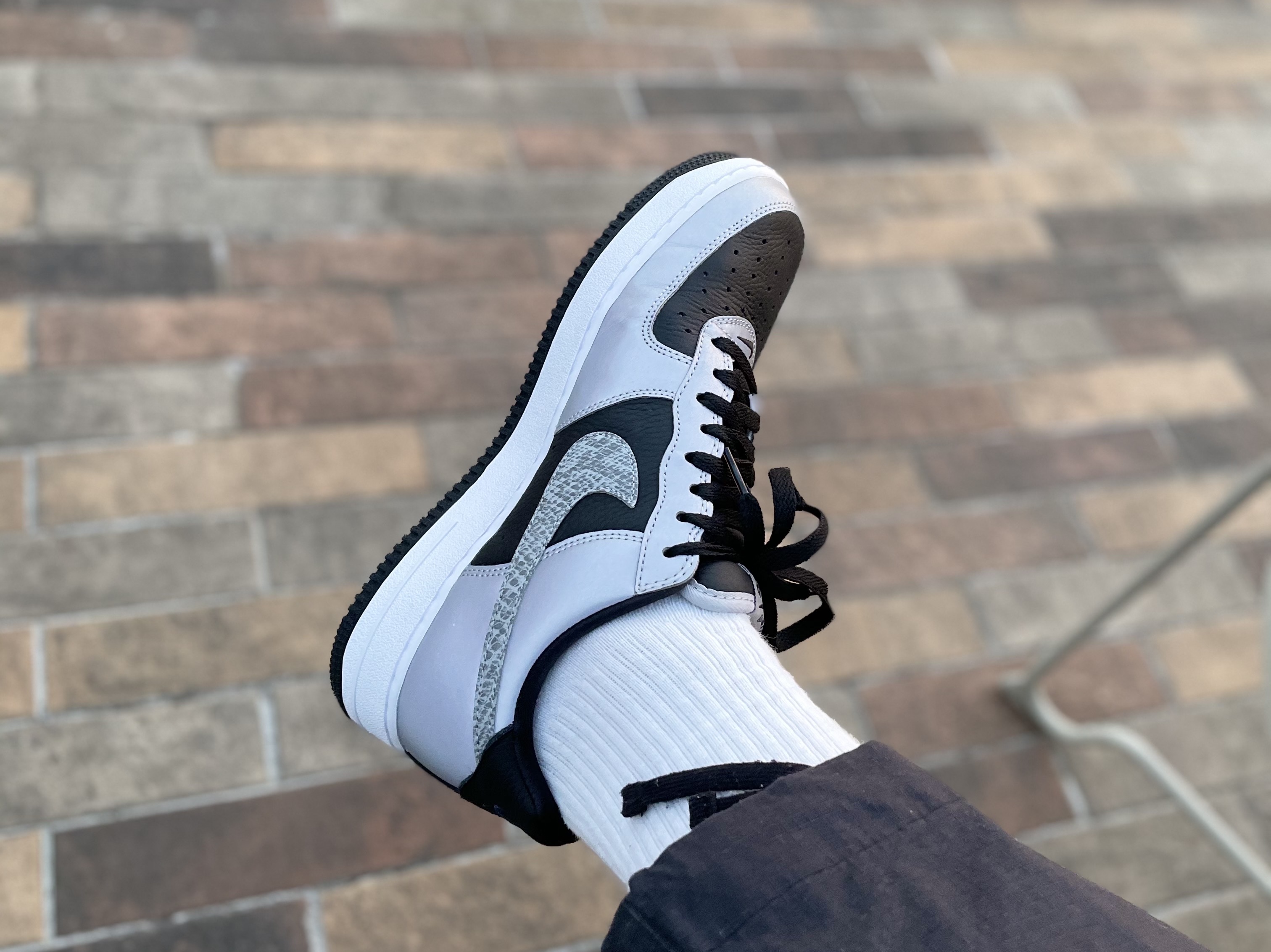Nike Air Force 1 B Silver Snake 착용 스타일 - 1