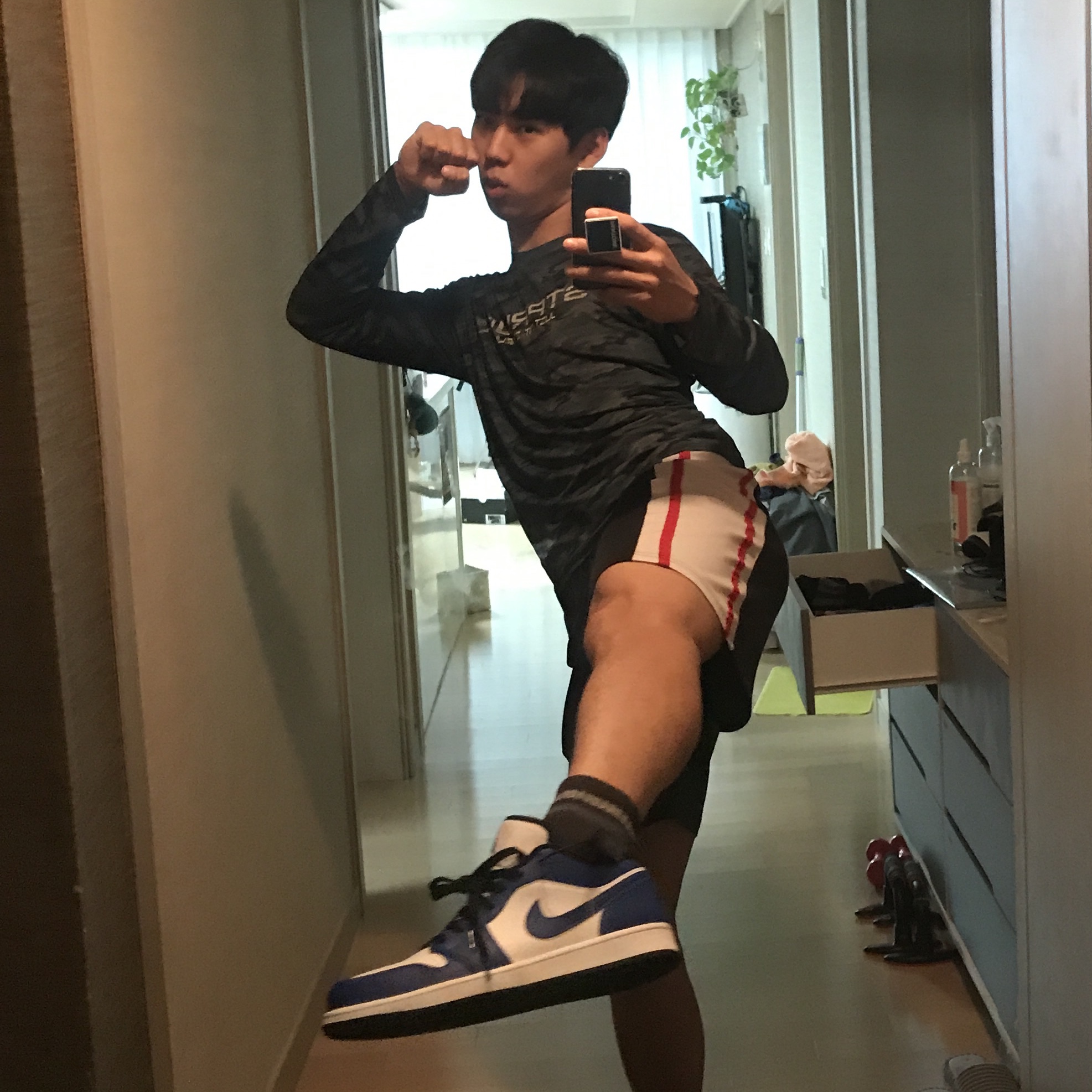 Jordan 1 Low Hyper Royal 착용 스타일