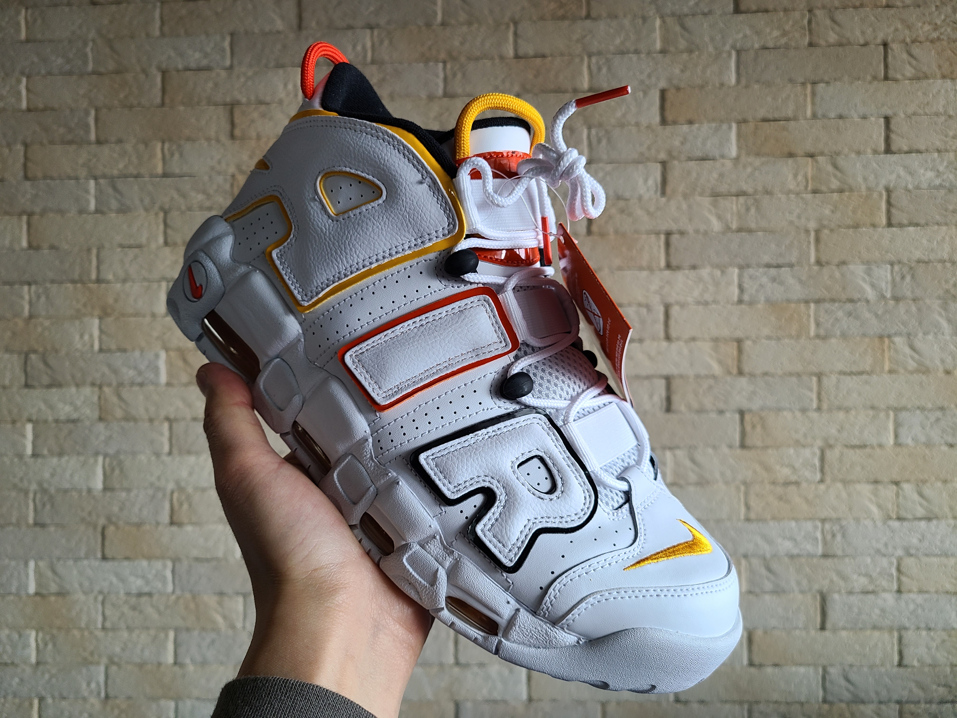 Nike Air More Uptempo Rayguns 착용 스타일 - 4