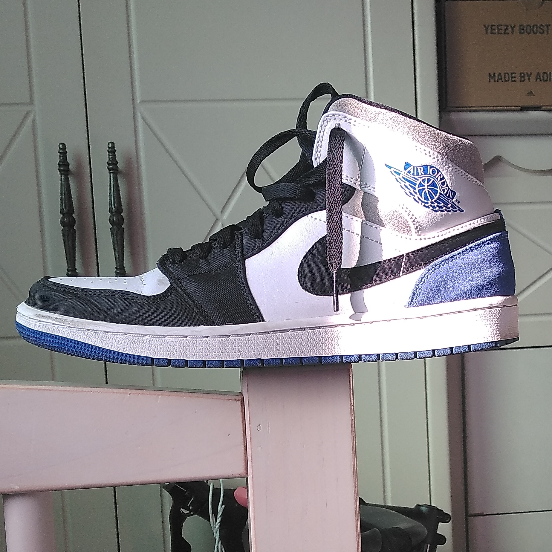 Jordan 1 Mid SE Hyper Royal, Adidas Yeezy Boost 380 Yecoraite - Reflective 착용 스타일