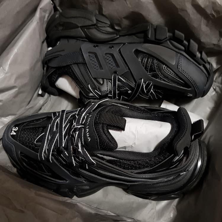 Balenciaga Track Sneakers Triple Black 착용 스타일 - 3