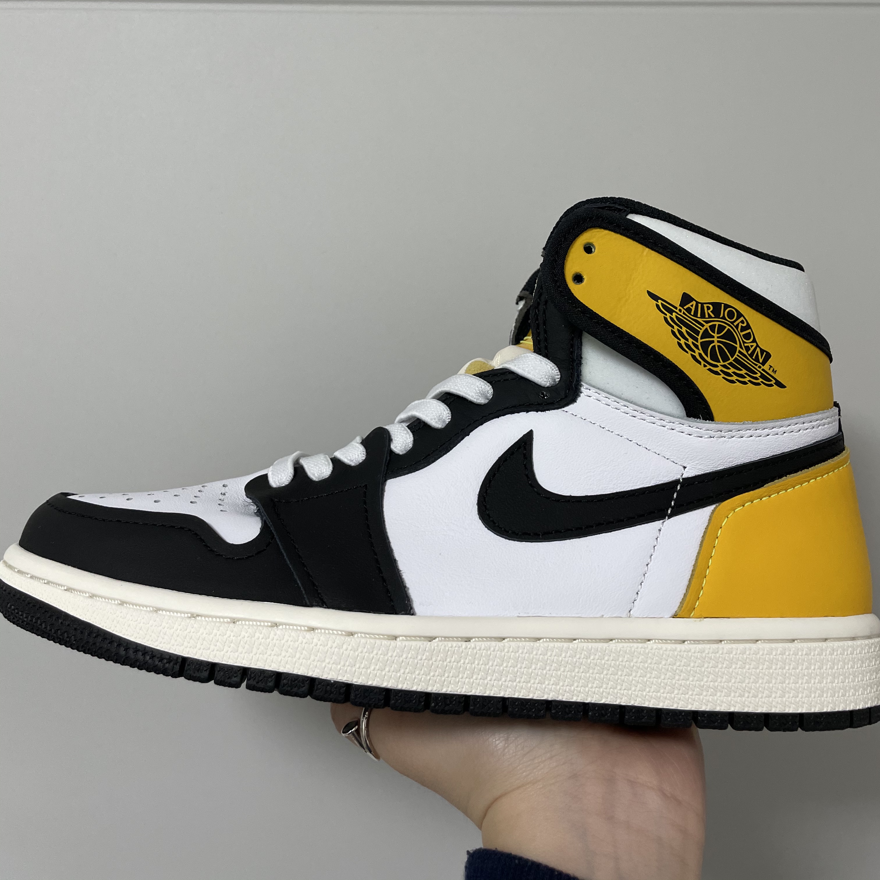 Jordan 1 Retro High OG Volt Gold 착용 스타일 - 1