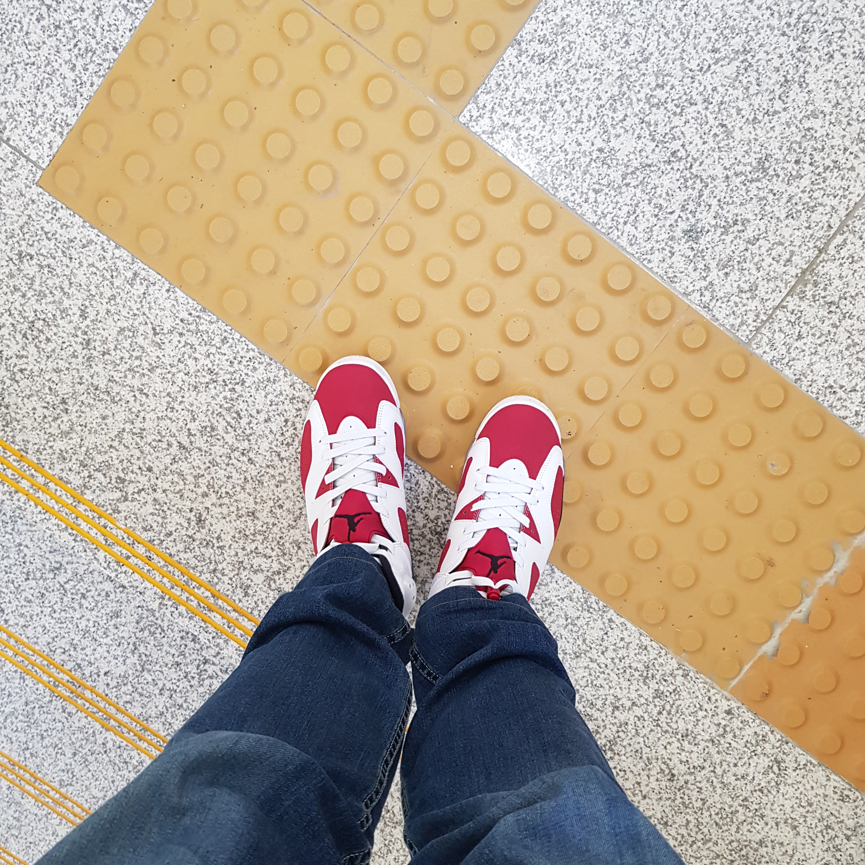 Jordan 6 Retro Carmine 2021 착용 스타일 - 1