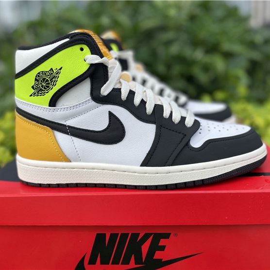 Jordan 1 Retro High OG Volt Gold 착용 스타일