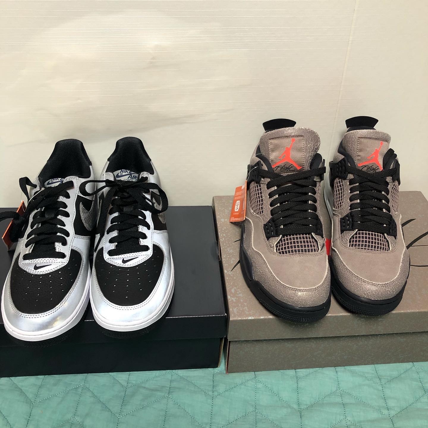 Nike Air Force 1 B Silver Snake, Jordan 4 Retro Taupe Haze 착용 스타일 - 1