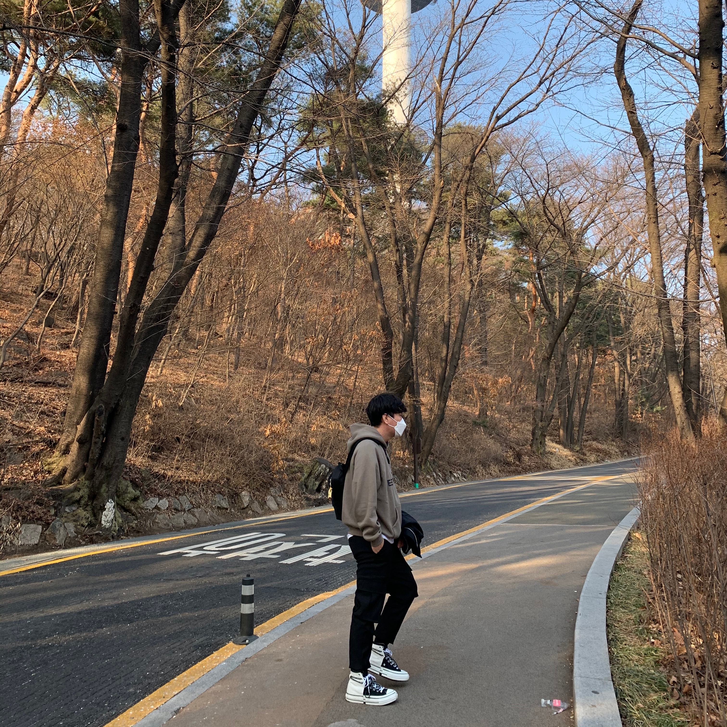 Essentials 3D Silicon Applique Pullover Hoodie Taupe - 20FW, Converse x Feng Chen Wang Chuck 70 2-in-1 Natural Ivory Black 착용 스타일