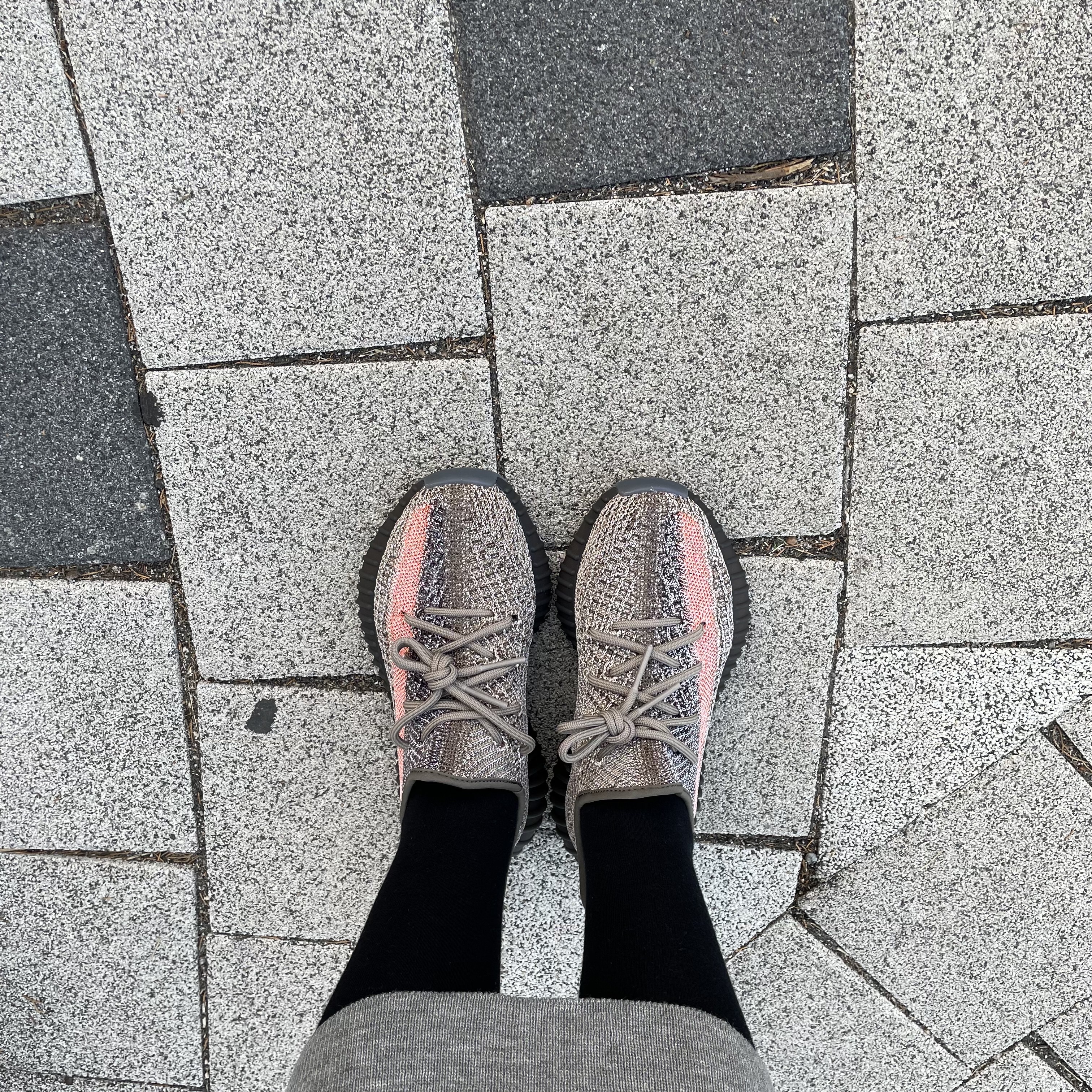 Adidas Yeezy Boost 350 V2 Ash Stone 착용 스타일 - 1