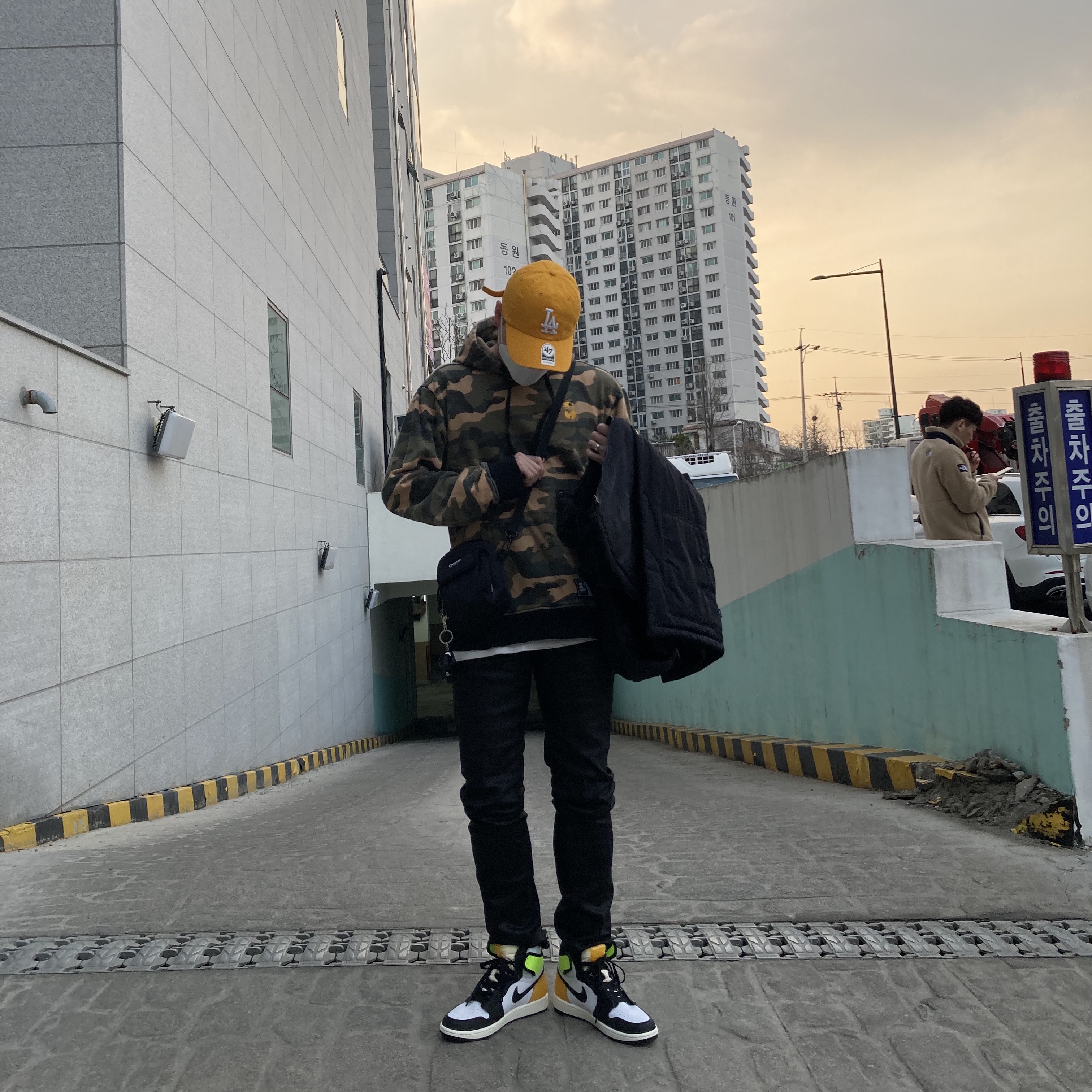 Jordan 1 Retro High OG Volt Gold 착용 스타일