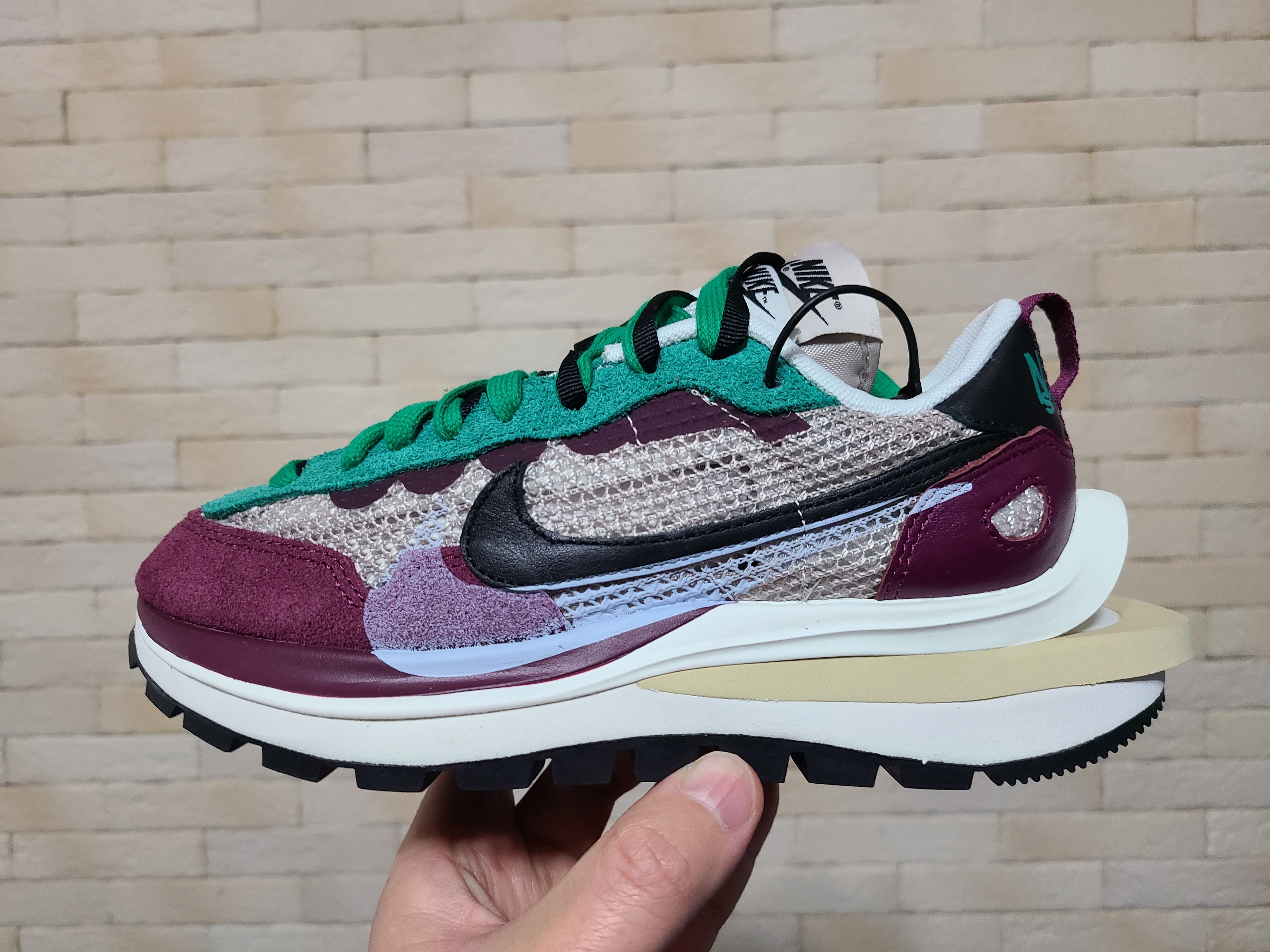 Nike x Sacai VaporWaffle String & Black Villain Red 착용 스타일 - 3