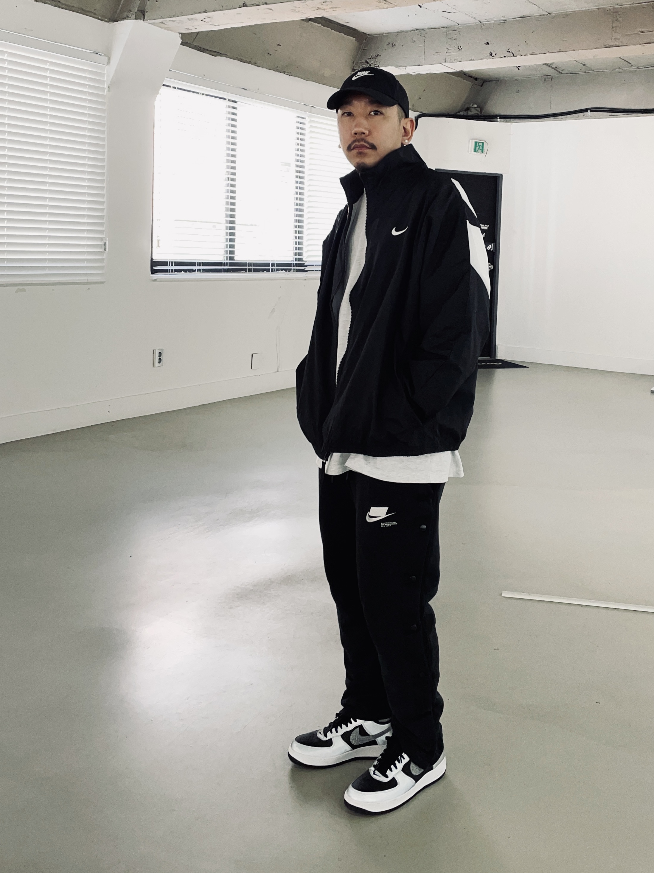 Nike Air Force 1 B Silver Snake 착용 스타일 - 1