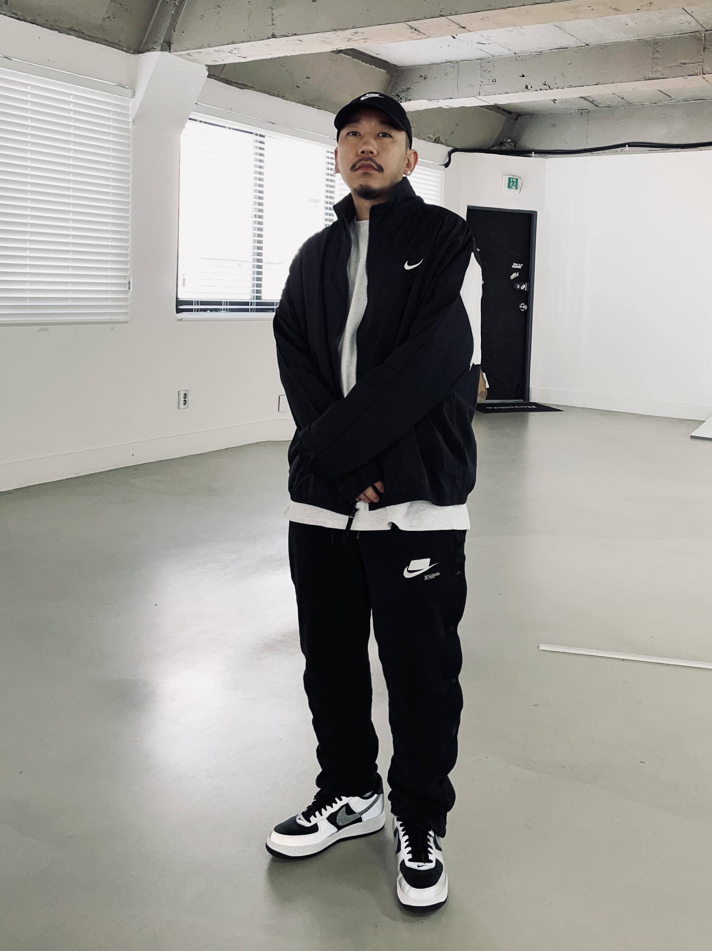 Nike Air Force 1 B Silver Snake 착용 스타일 - 2
