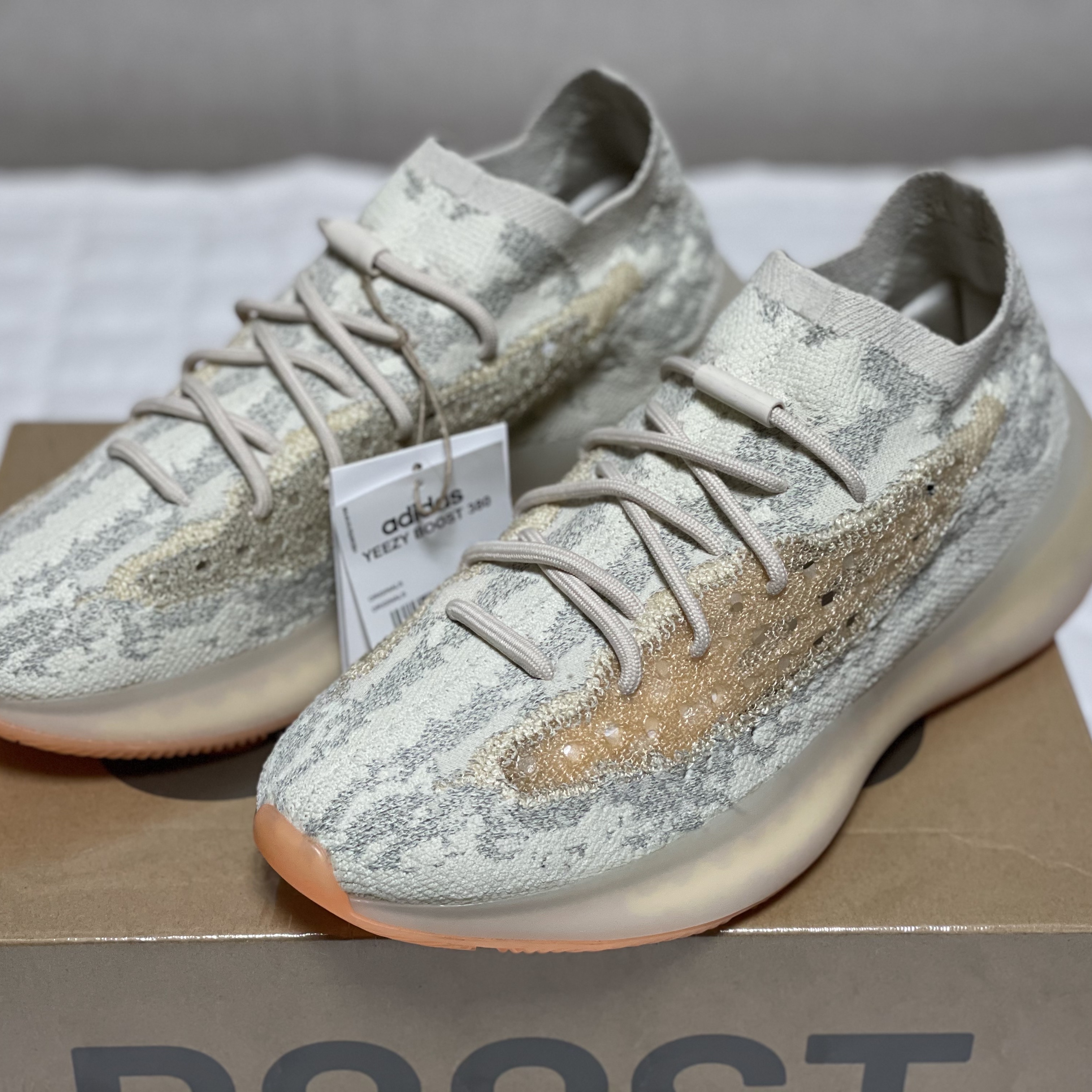 Adidas Yeezy Boost 380 Yecoraite - Reflective 착용 스타일