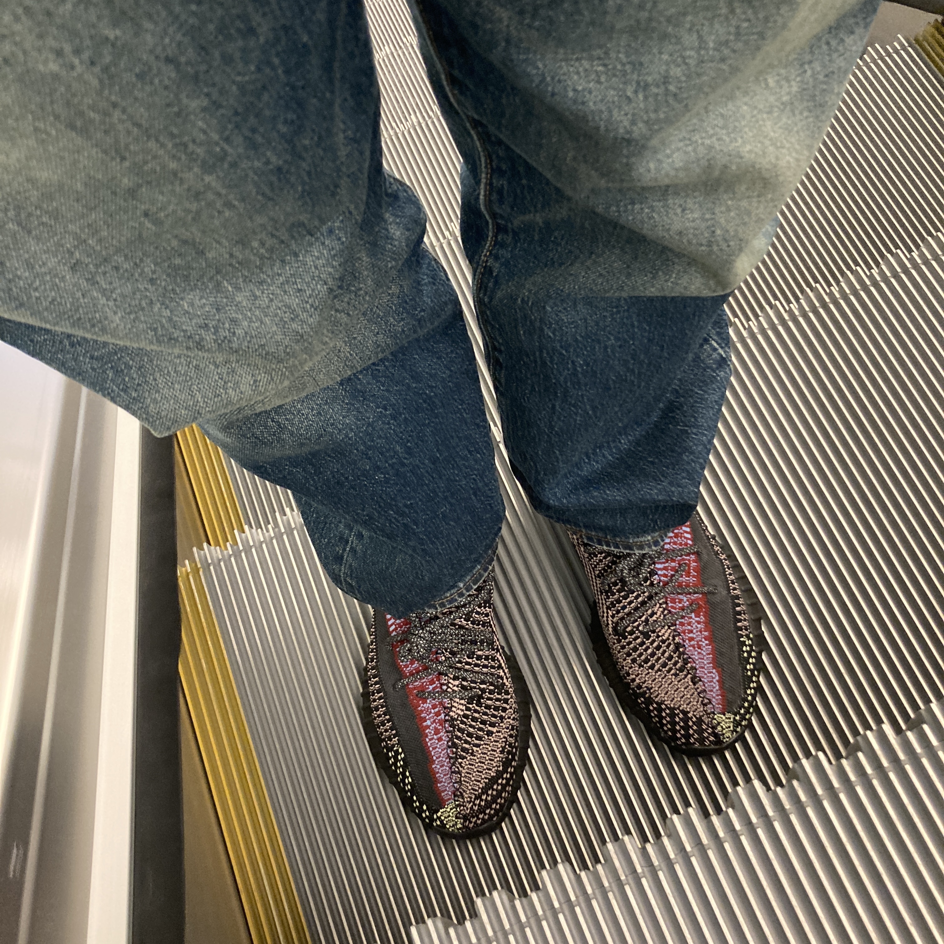 Adidas Yeezy Boost 350 V2 Yecheil - Non-Reflective 착용 스타일