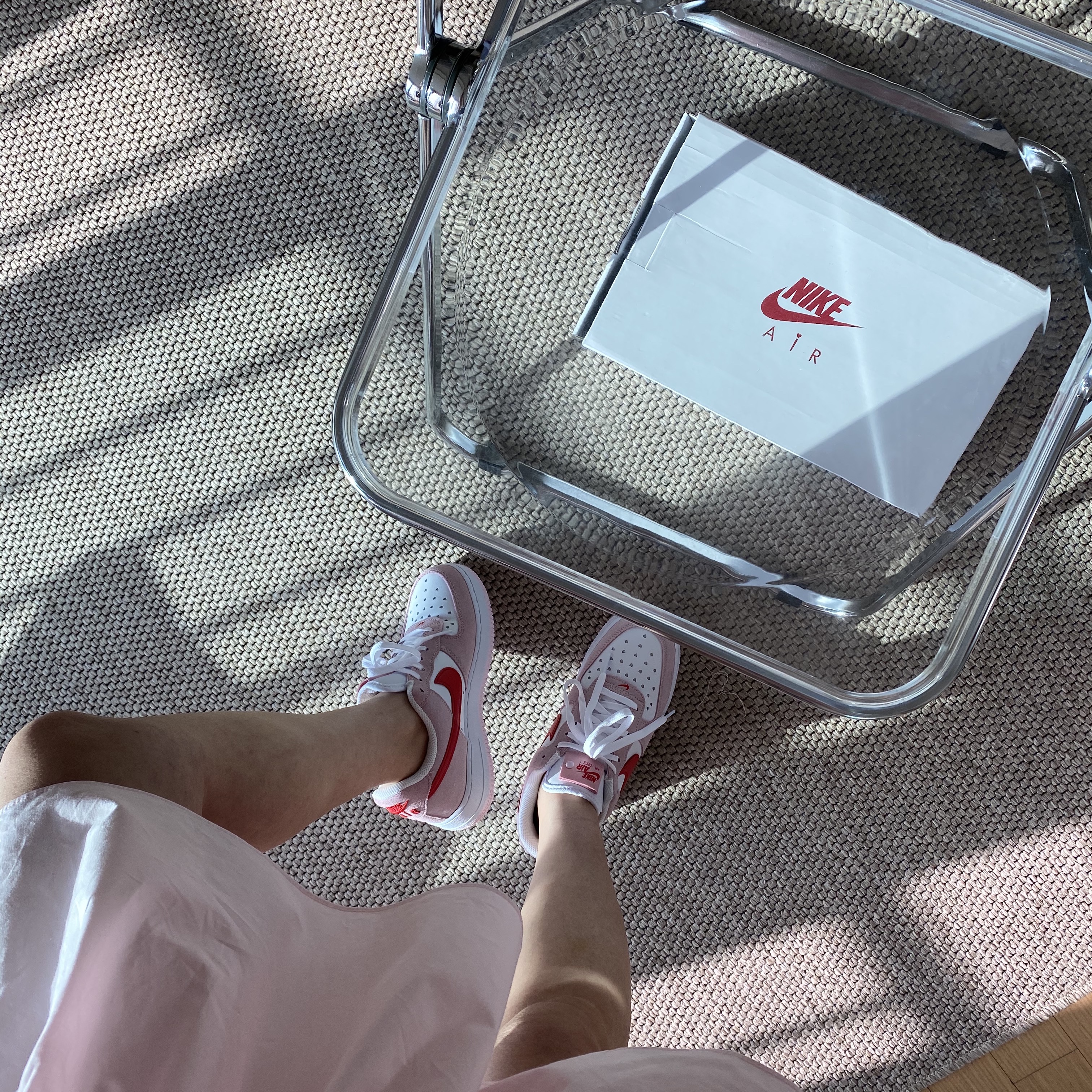 Nike Air Force 1 '07 QS Valentine's Day 착용 스타일 - 2
