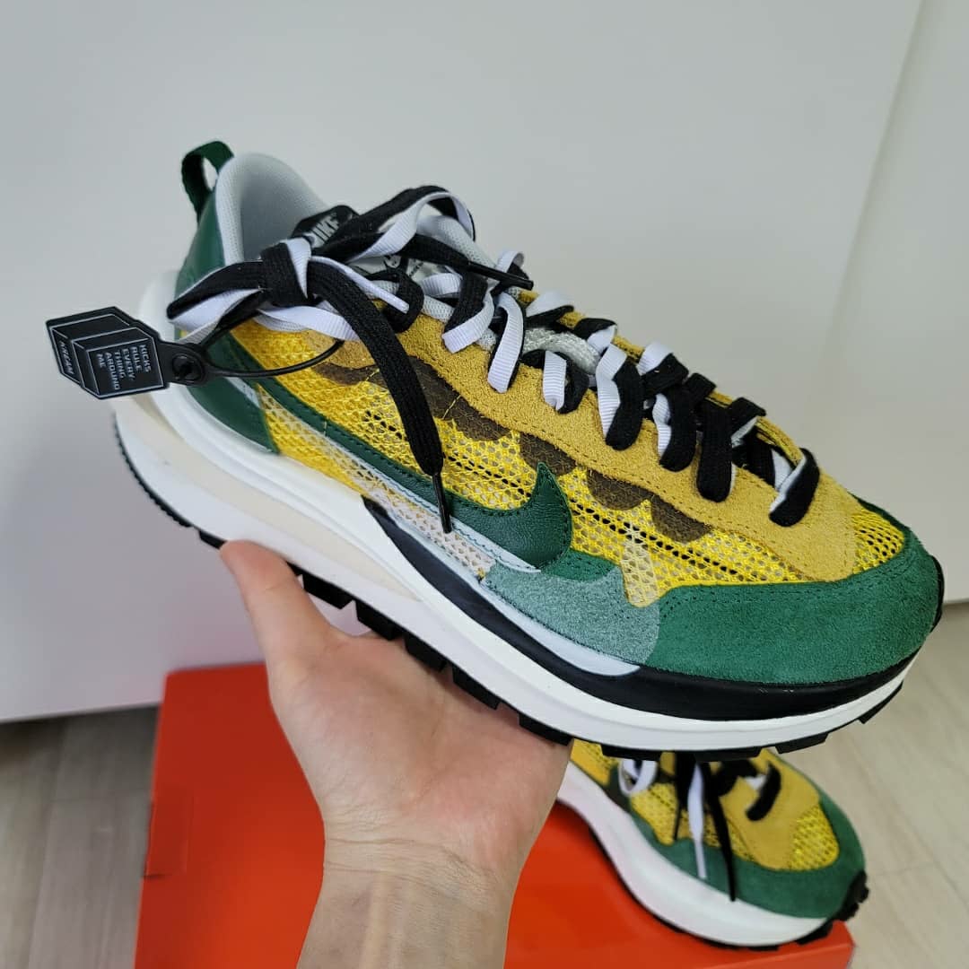 Nike x Sacai VaporWaffle String & Black Villain Red, Nike x Sacai VaporWaffle Tour Yellow & Gorge Green Sail 착용 스타일 - 3