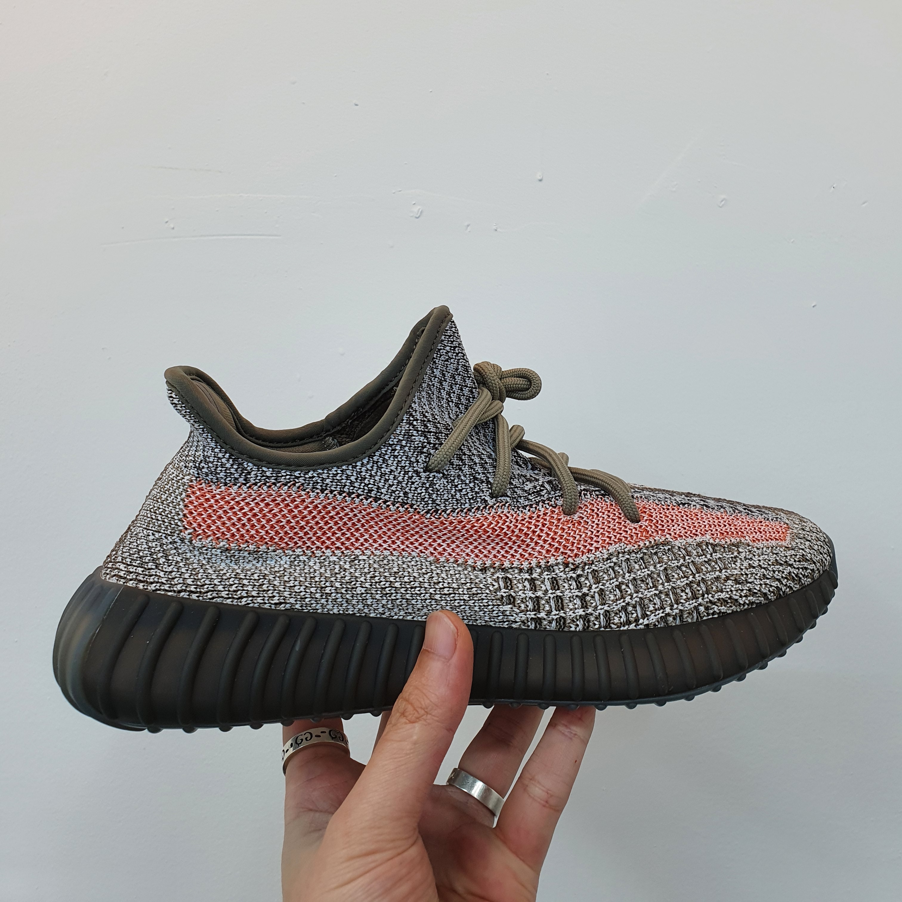 Adidas Yeezy Boost 350 V2 Ash Stone 착용 스타일