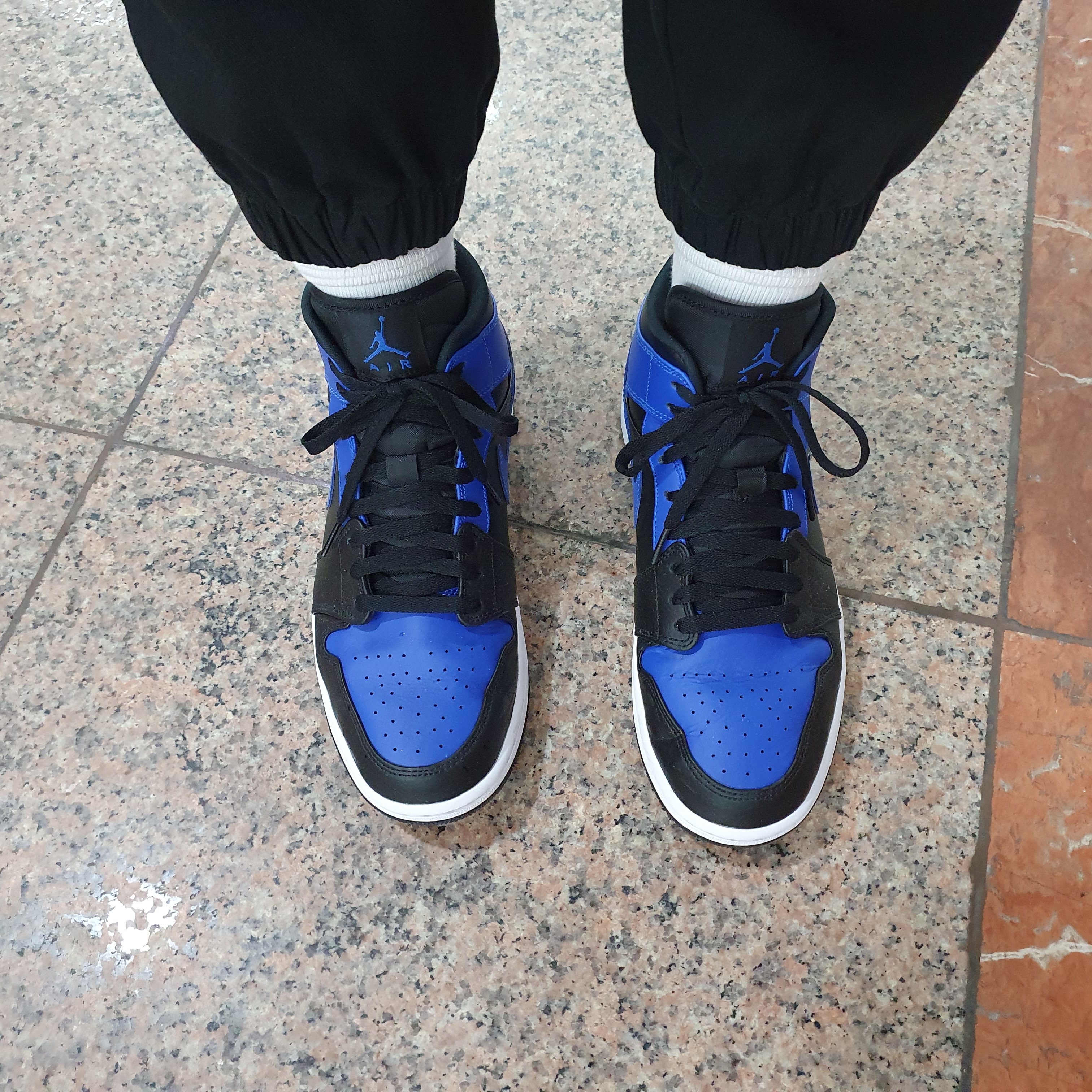 Jordan 1 Mid Black Hyper Royal 착용 스타일
